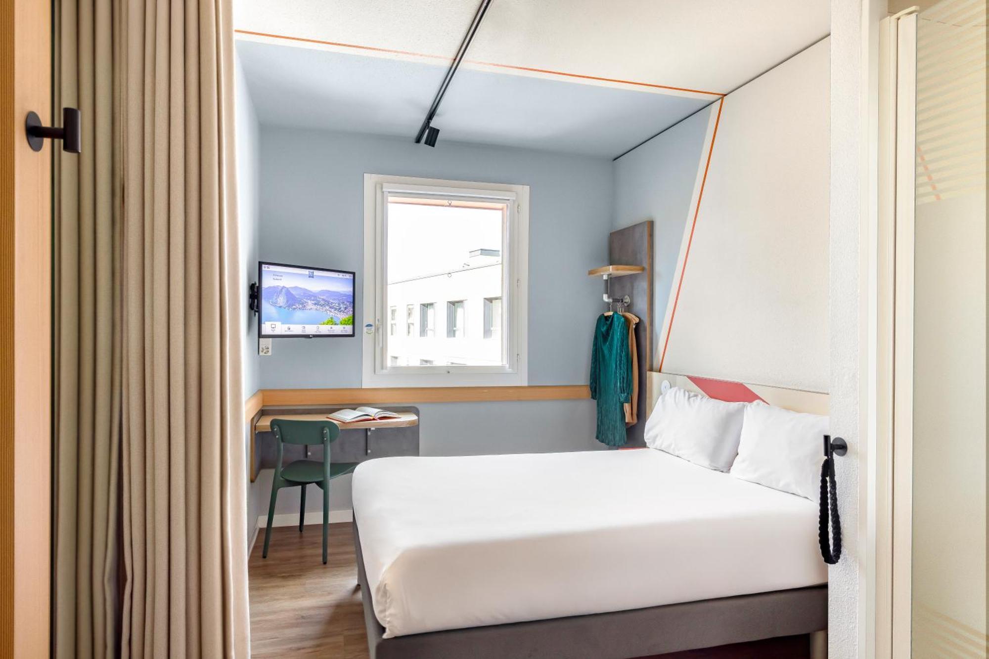 Double Room Queen Bed