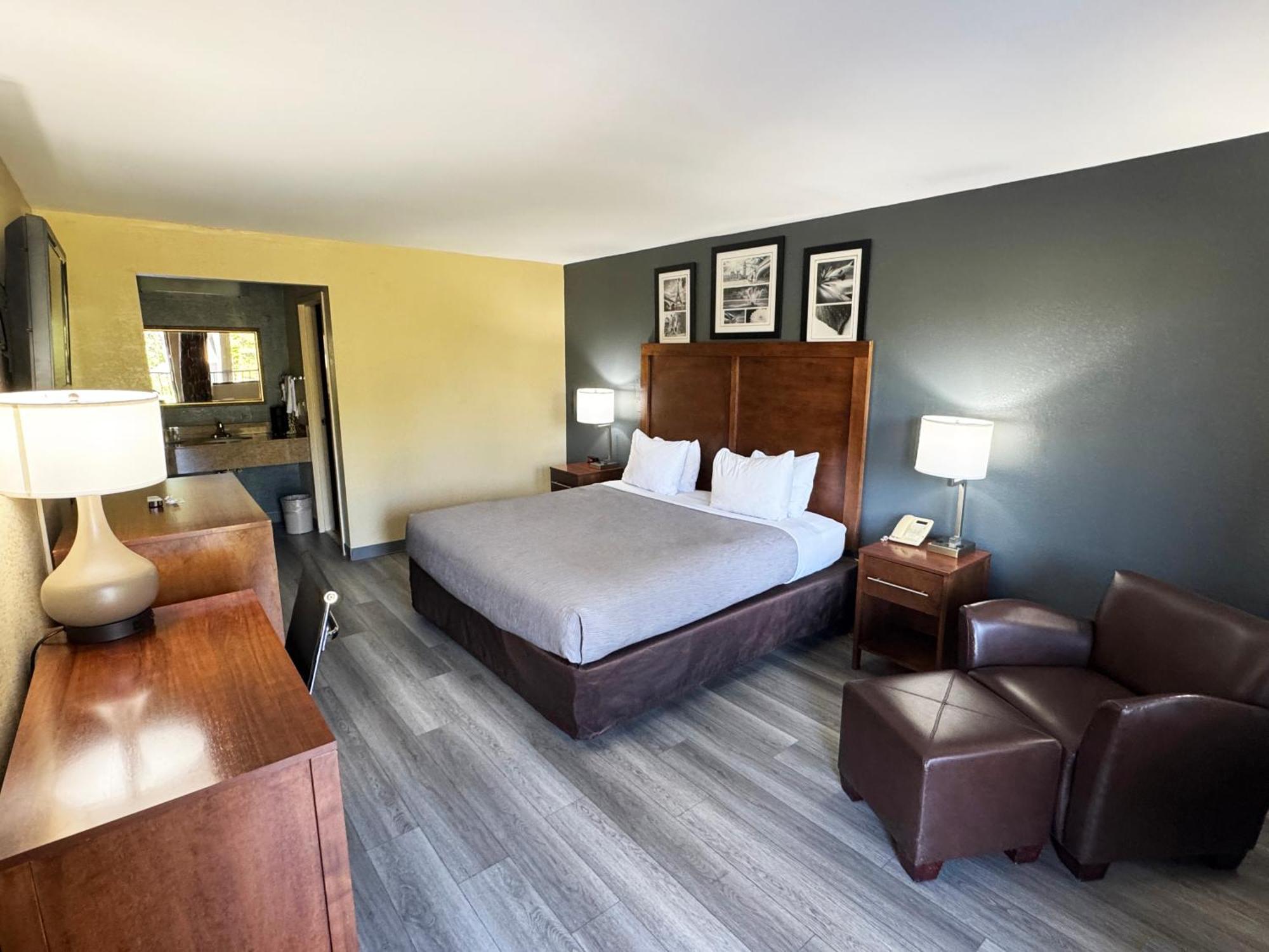 Standard King Room - Non-Smoking