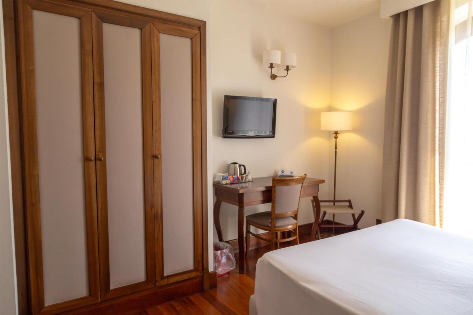 Standard Queen Room