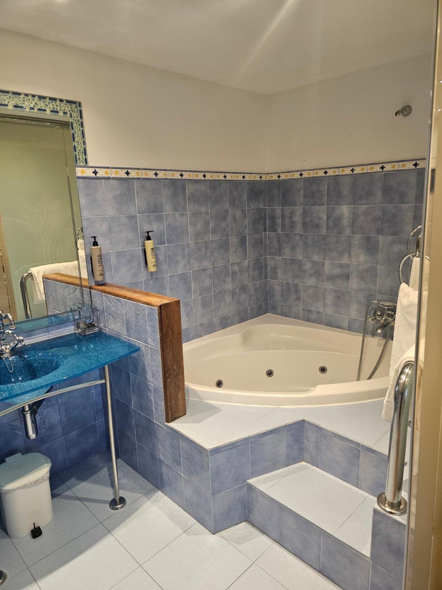 Queen Suite Spa Bath
