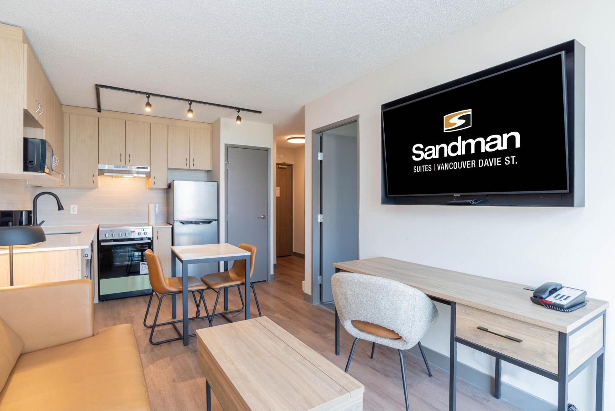 Standard Suite 1 Queen Bed Sofa Bed Kitchen W or D Balcony