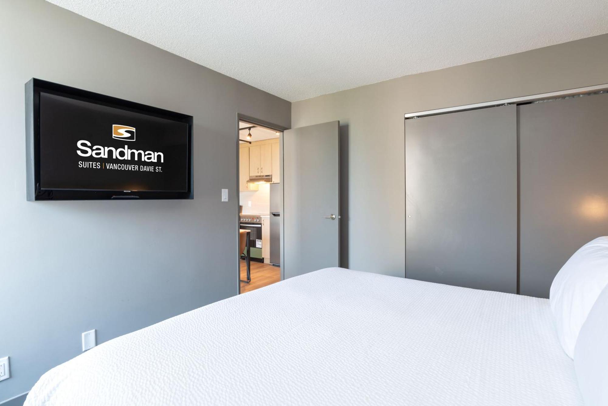 Standard Suite 1 Queen Bed Sofa Bed Kitchen W or D Balcony