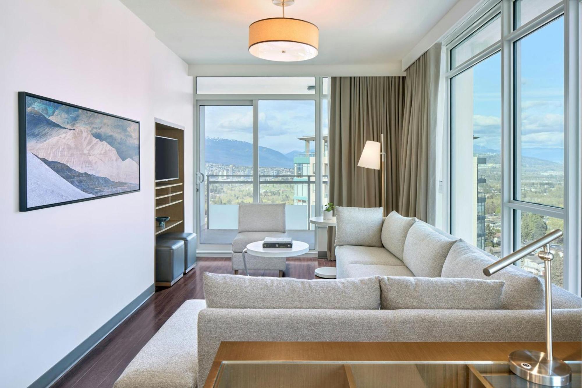 1 Bedroom Suite 1 King Sofa bed Balcony
