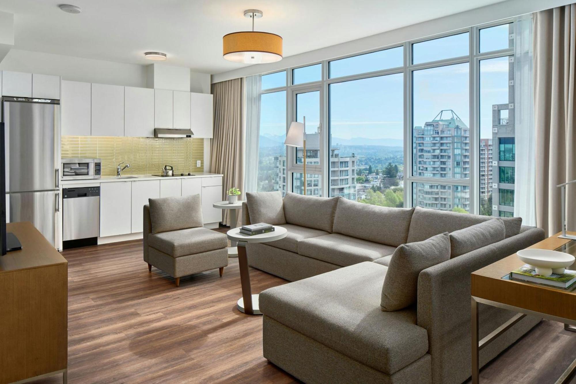1 Bedroom Suite 1 King Sofa bed Balcony