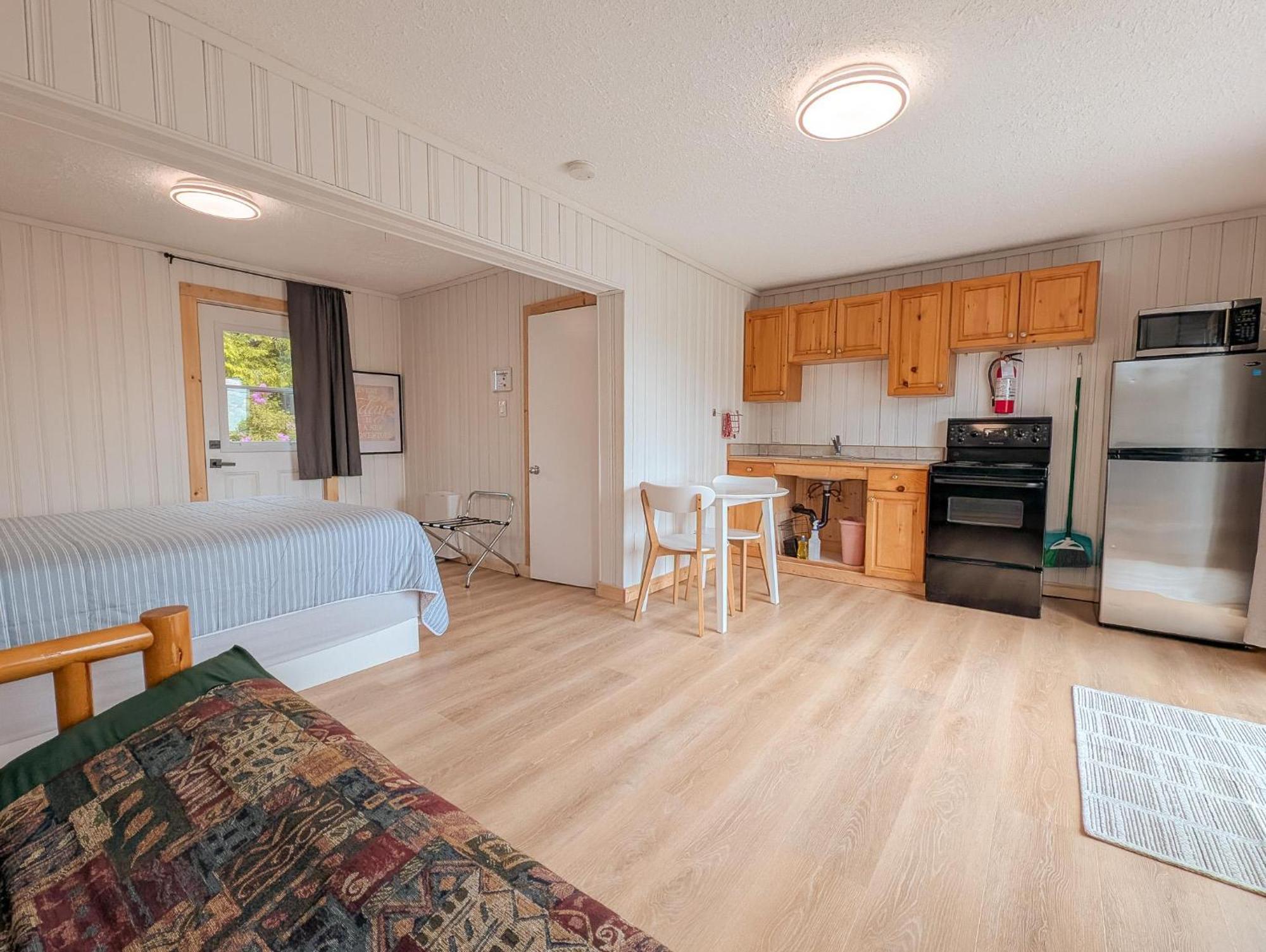 Studio Queen Suite Kitchen