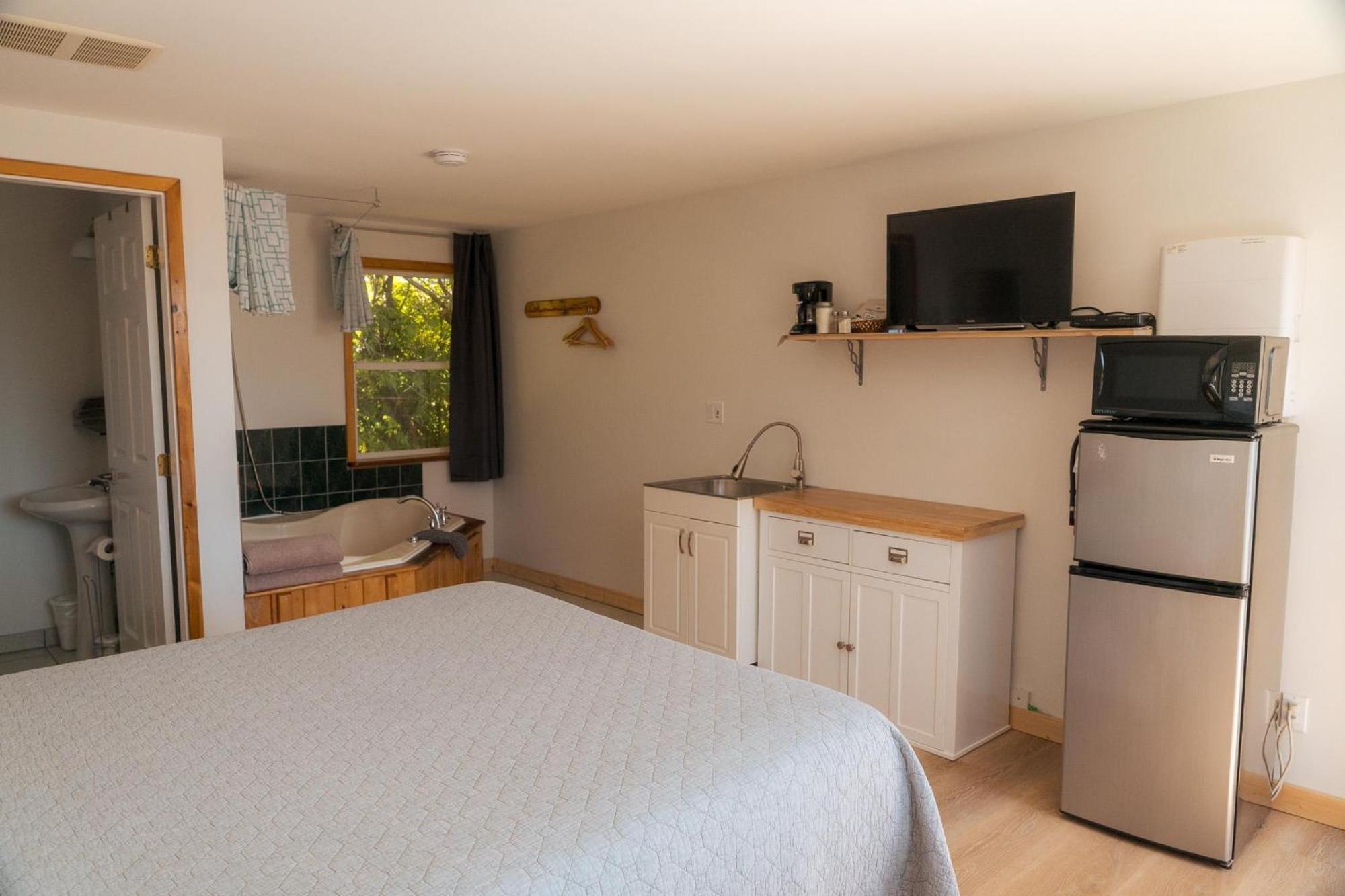 Oceanview Jacuzzi Suite