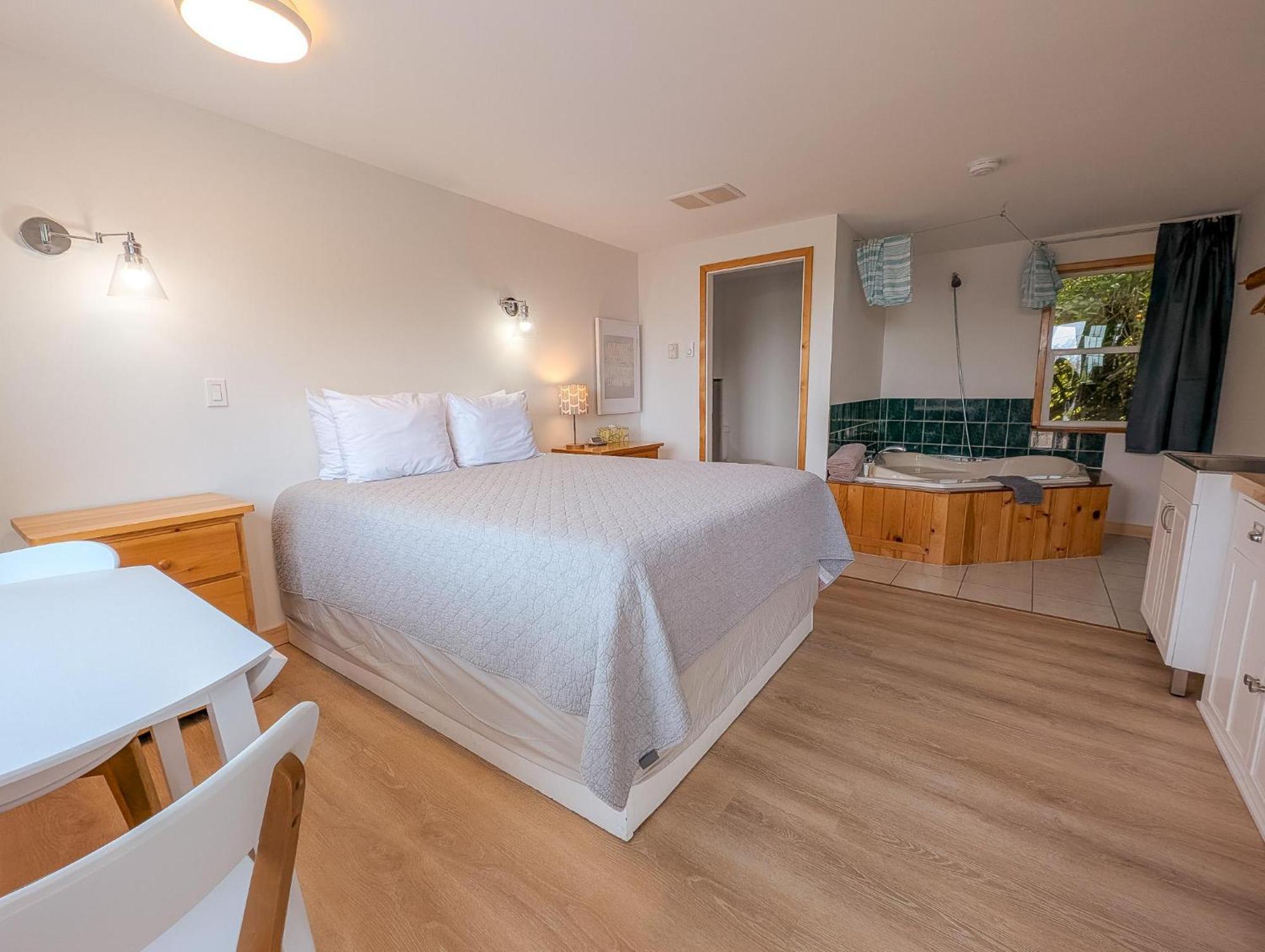 Oceanview Jacuzzi Suite