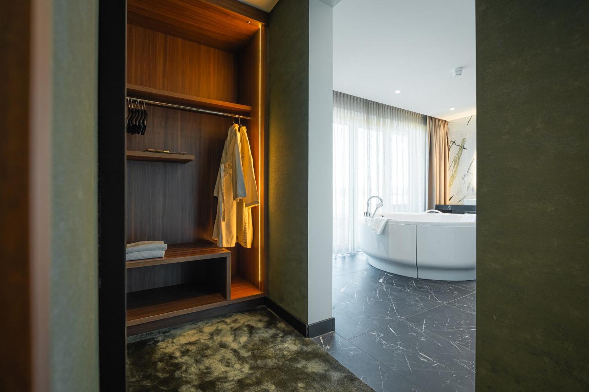 Suite Hot Tub,1679562410:JPEG