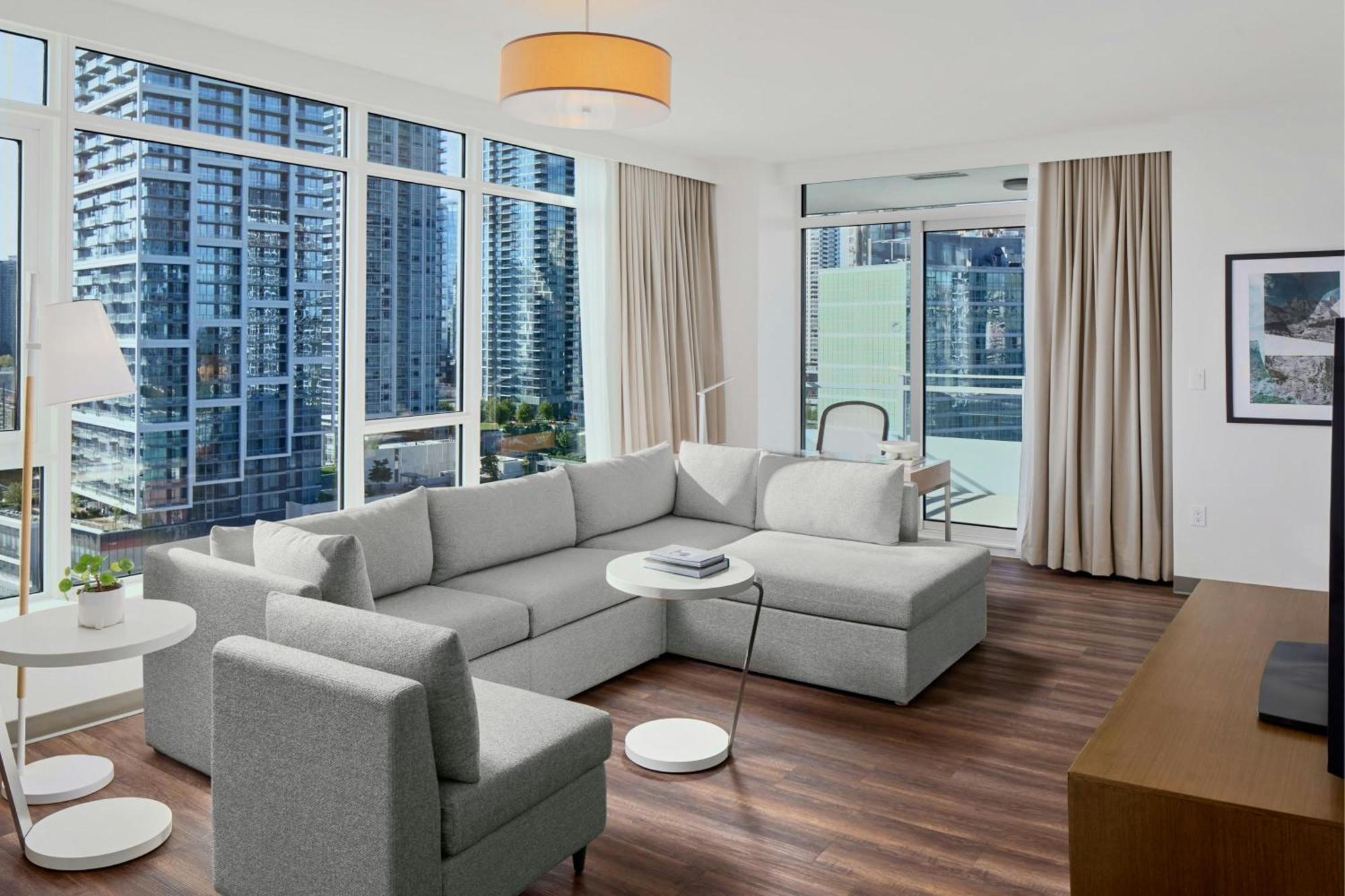 1 Bedroom Suite 1 King Sofa bed Balcony