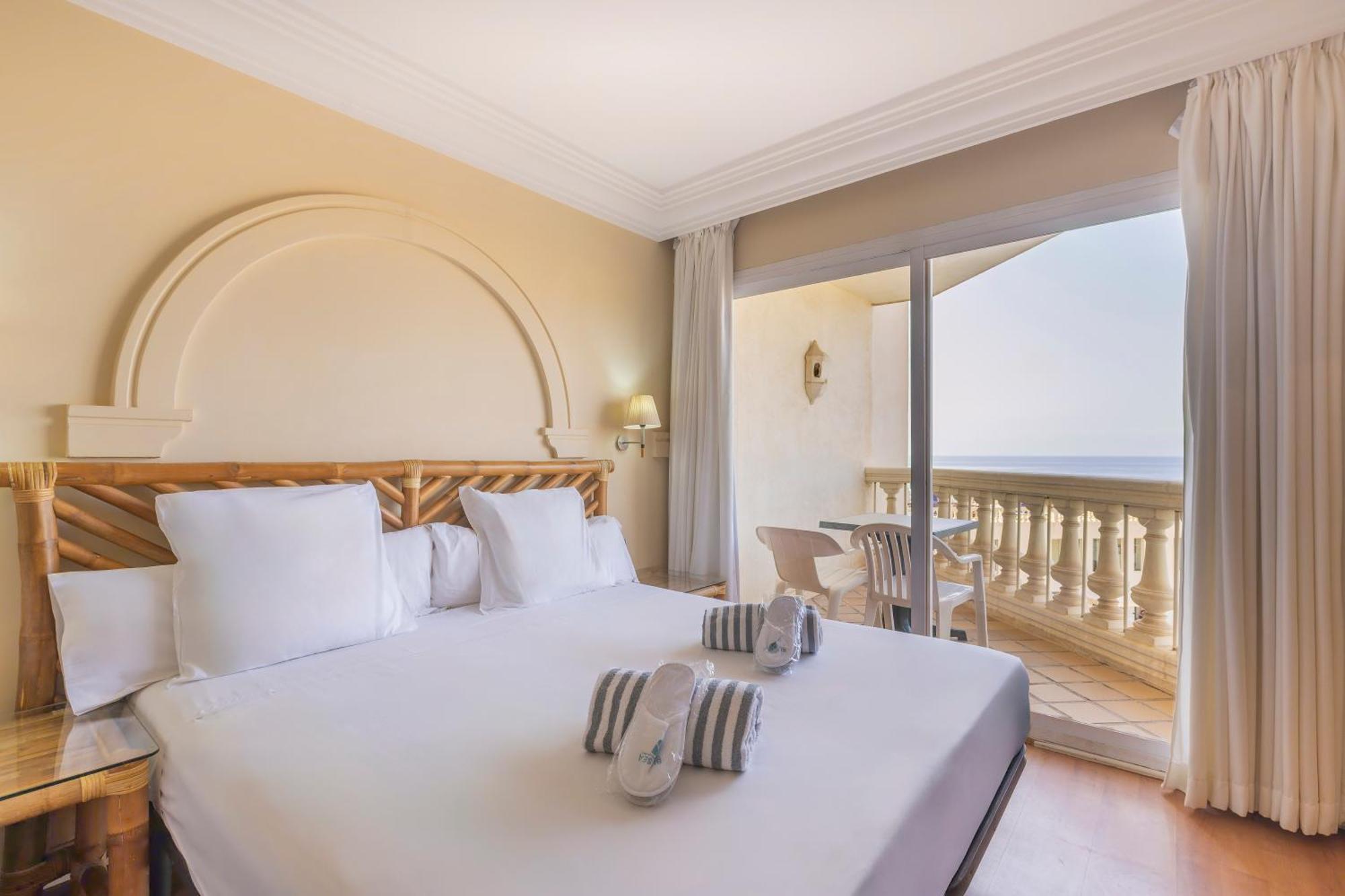 Double or Twin Room Sea View