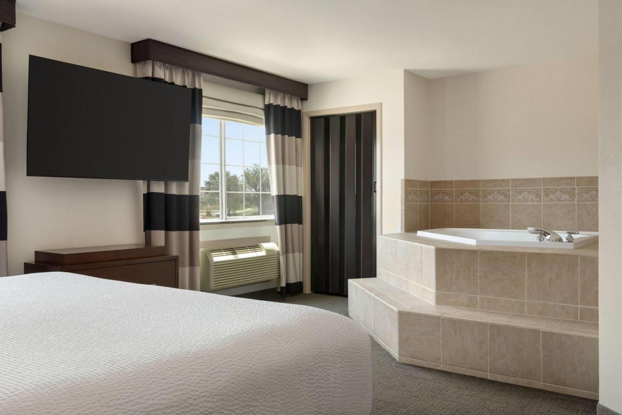 Deluxe One-Bedroom King Suite Non-Smoking
