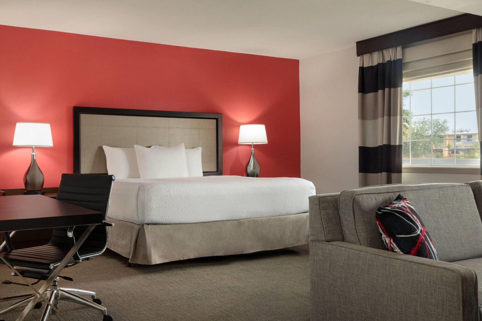 Deluxe One-Bedroom King Suite Non-Smoking