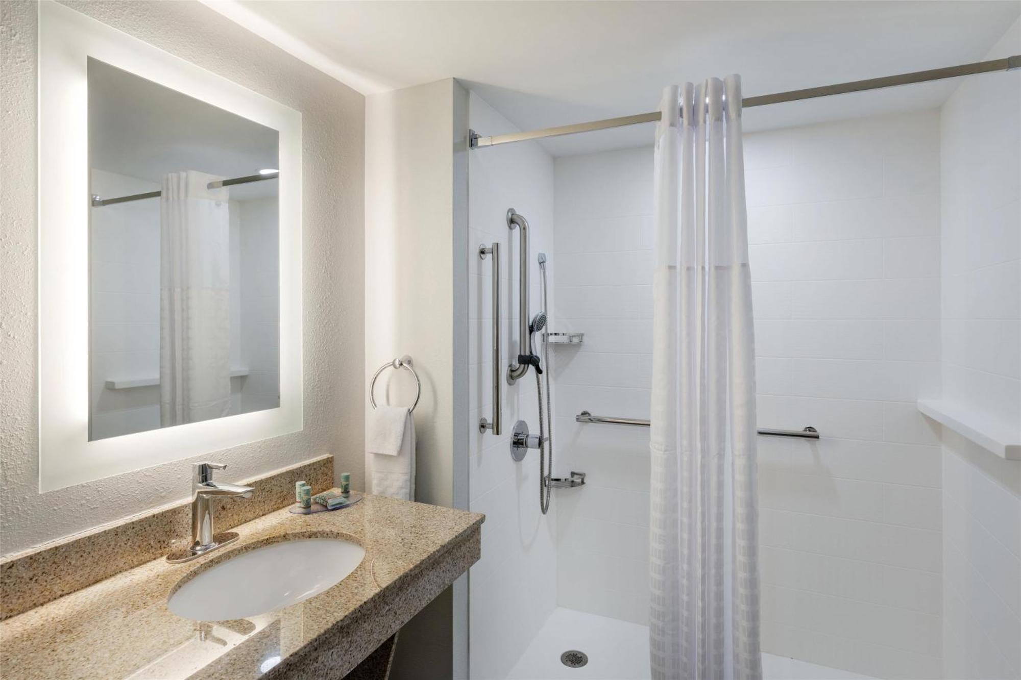 Queen Room with Roll-in Shower - Mobility Accessible