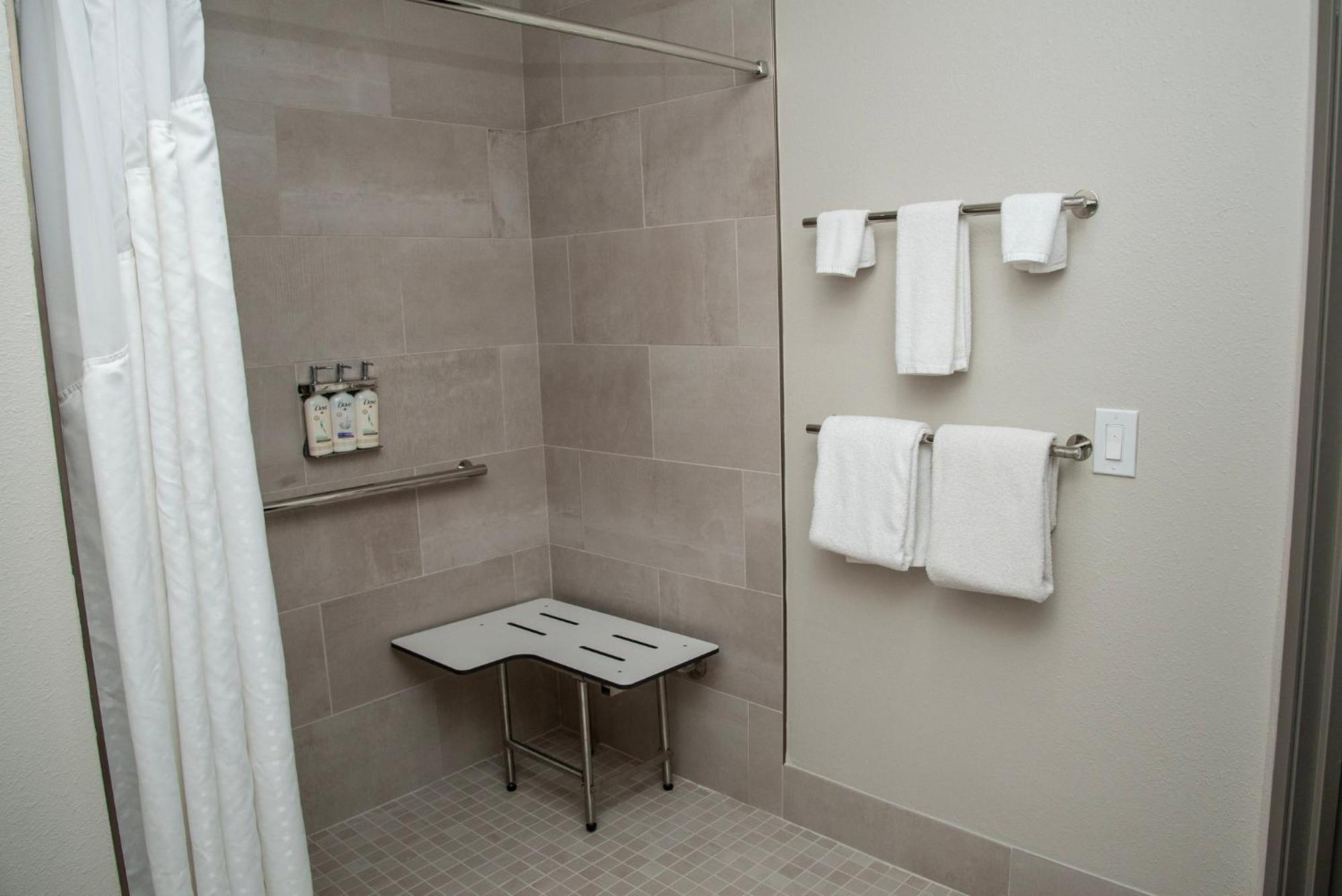 Queen Room Mobility Access Roll Shower,1681740034:JPEG