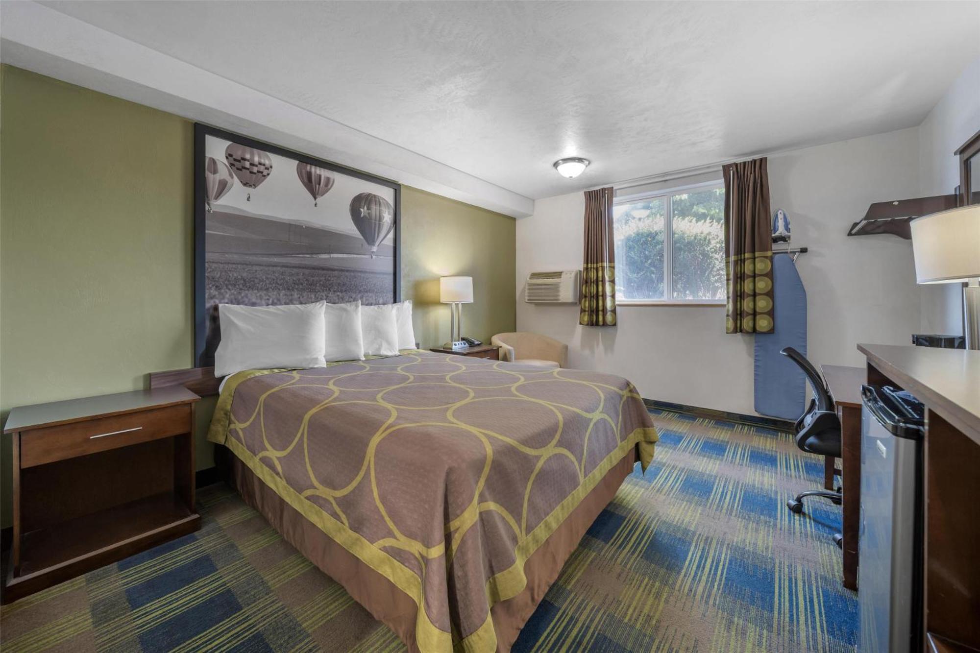 Queen Room Bath Tub Mobility Access