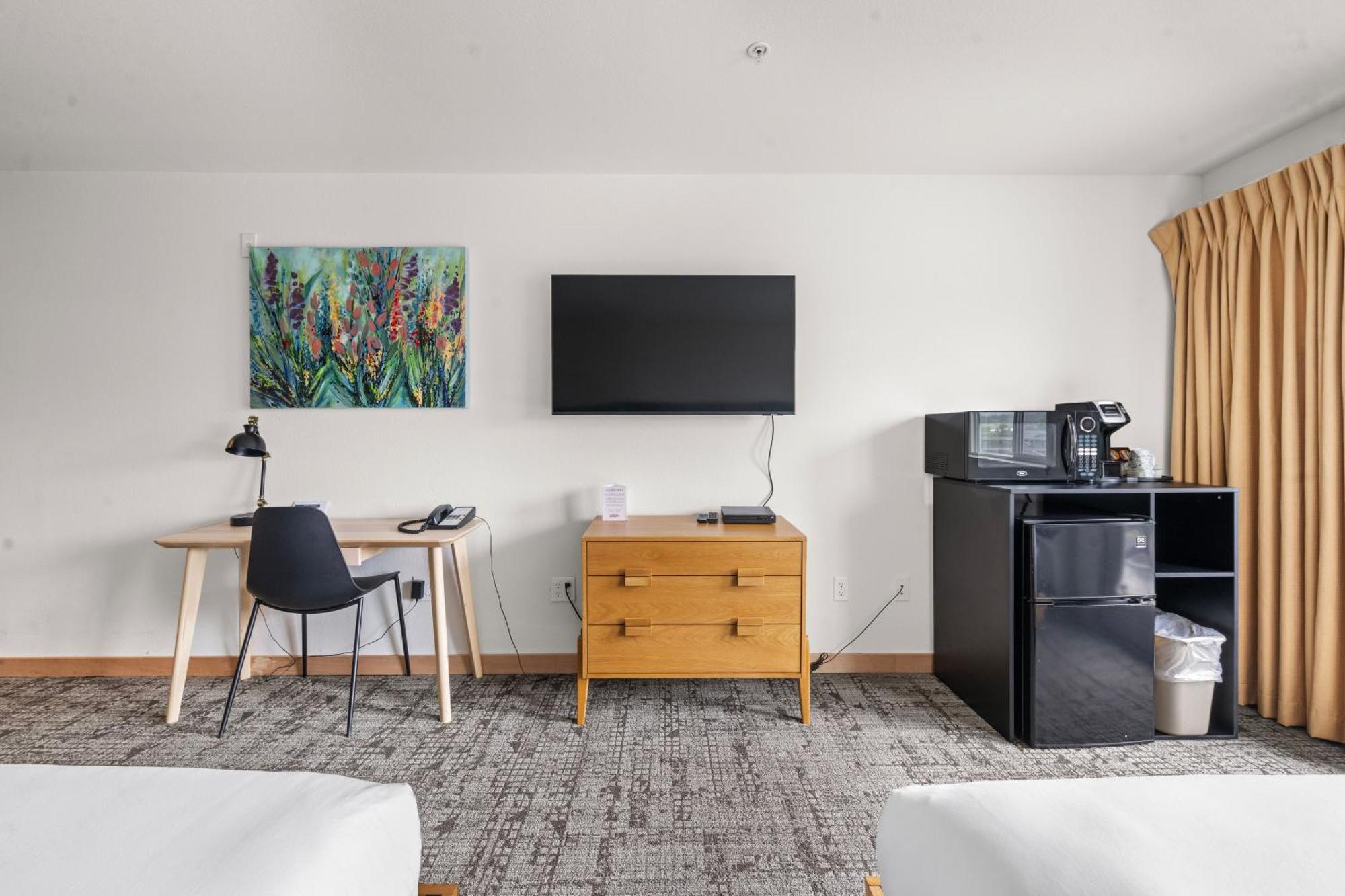 One-Bedroom Queen Suite with River View