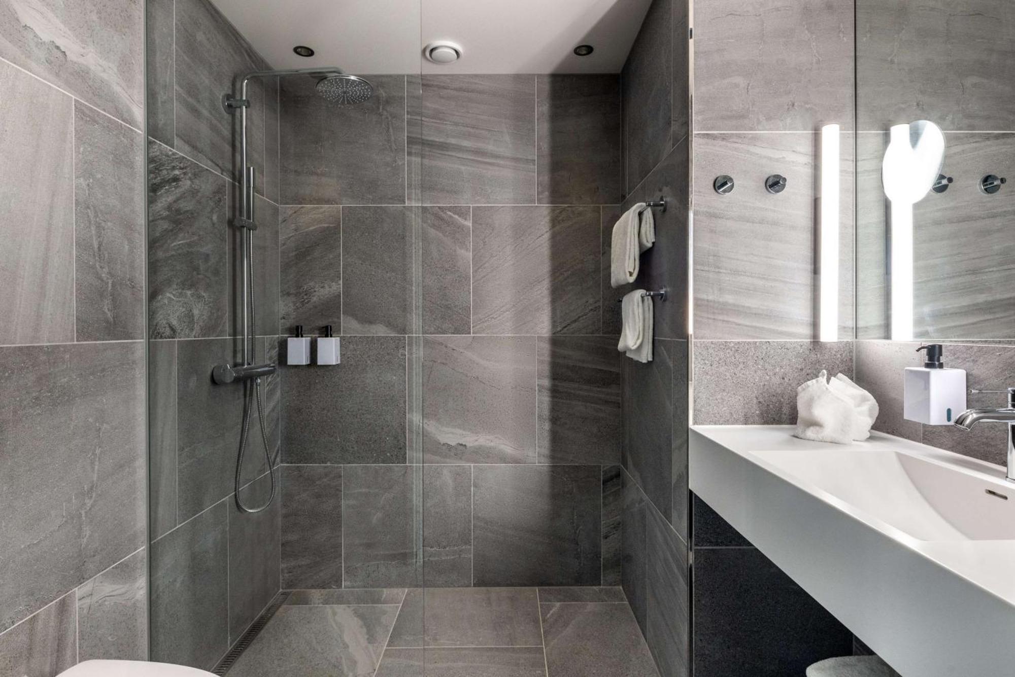 Twin Room Wellness pool access