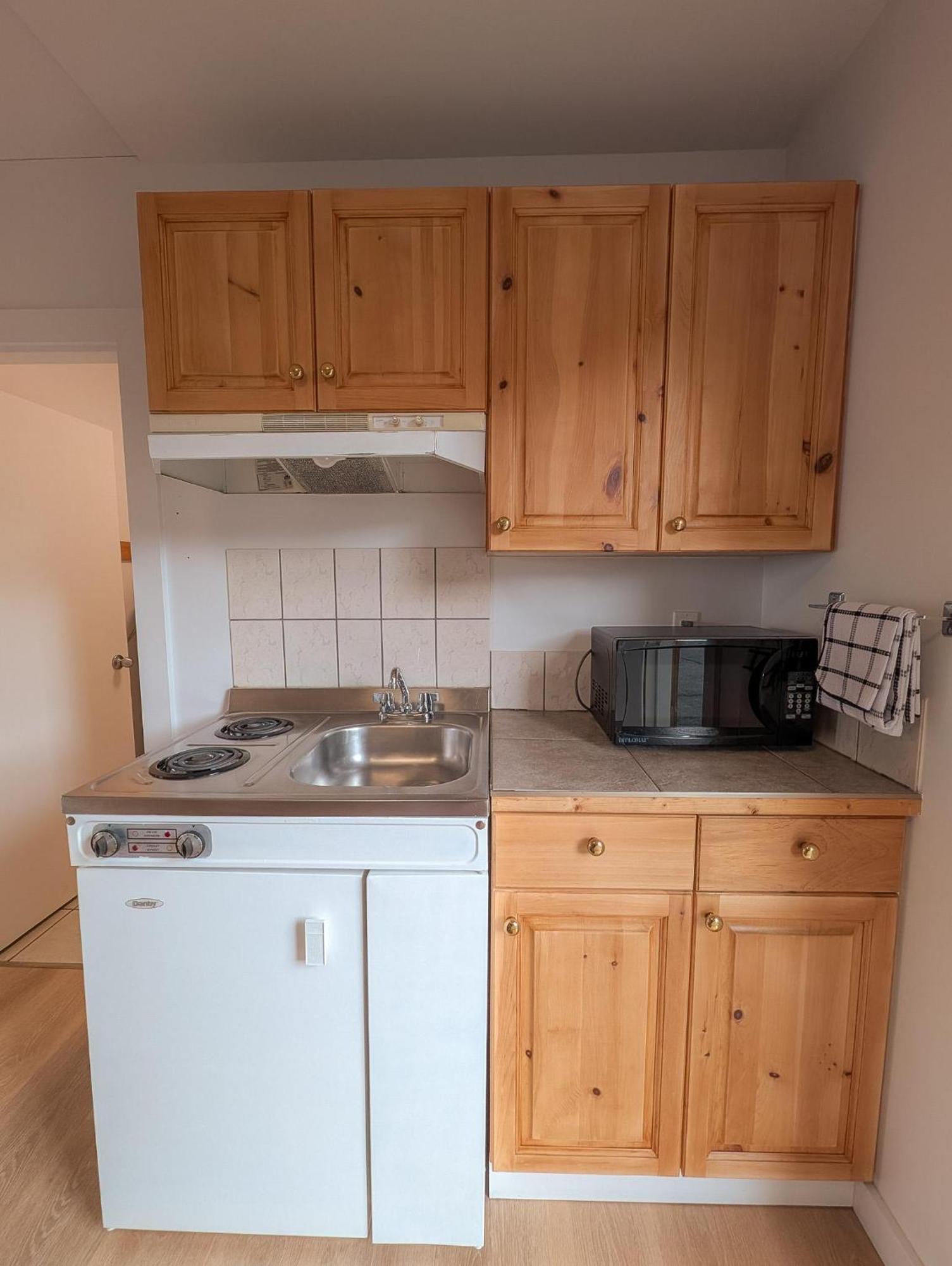 Oceanview One Bedroom Suite Kitchenette