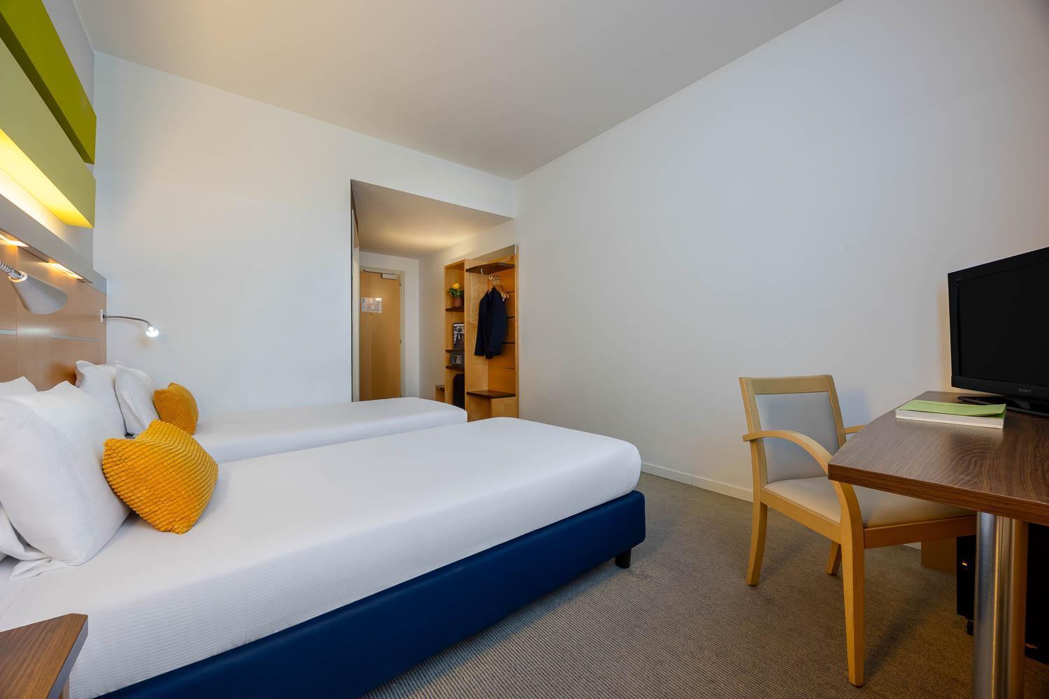Quarto com 2 Camas de Solteiro