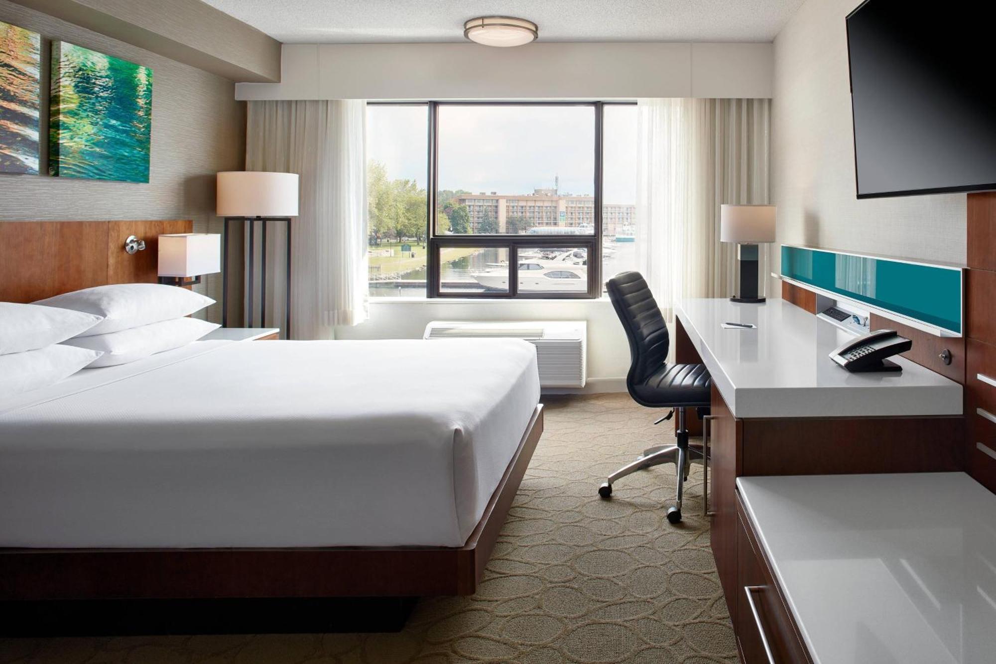 Accessible Guest room 1 Queen Waterfront