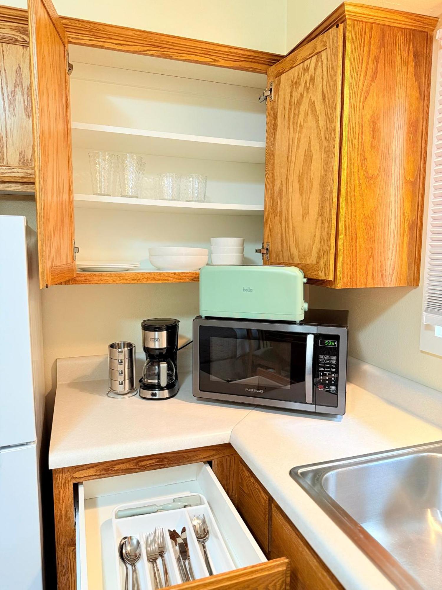 Queen Room with Kitchenette - No Pets Allowed