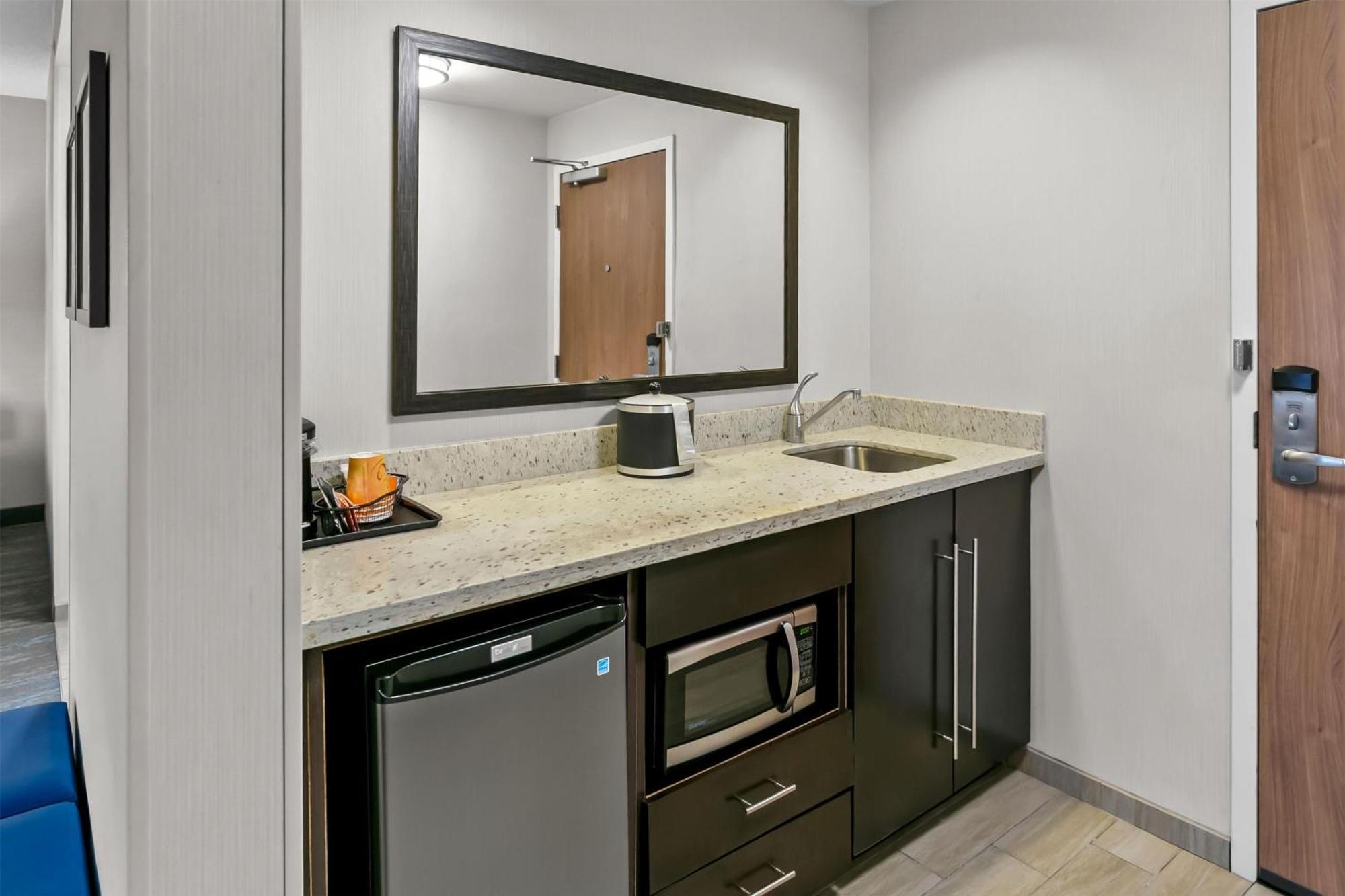 King Studio Suite with Sofa Bed - Hearing Access/Non-Smoking