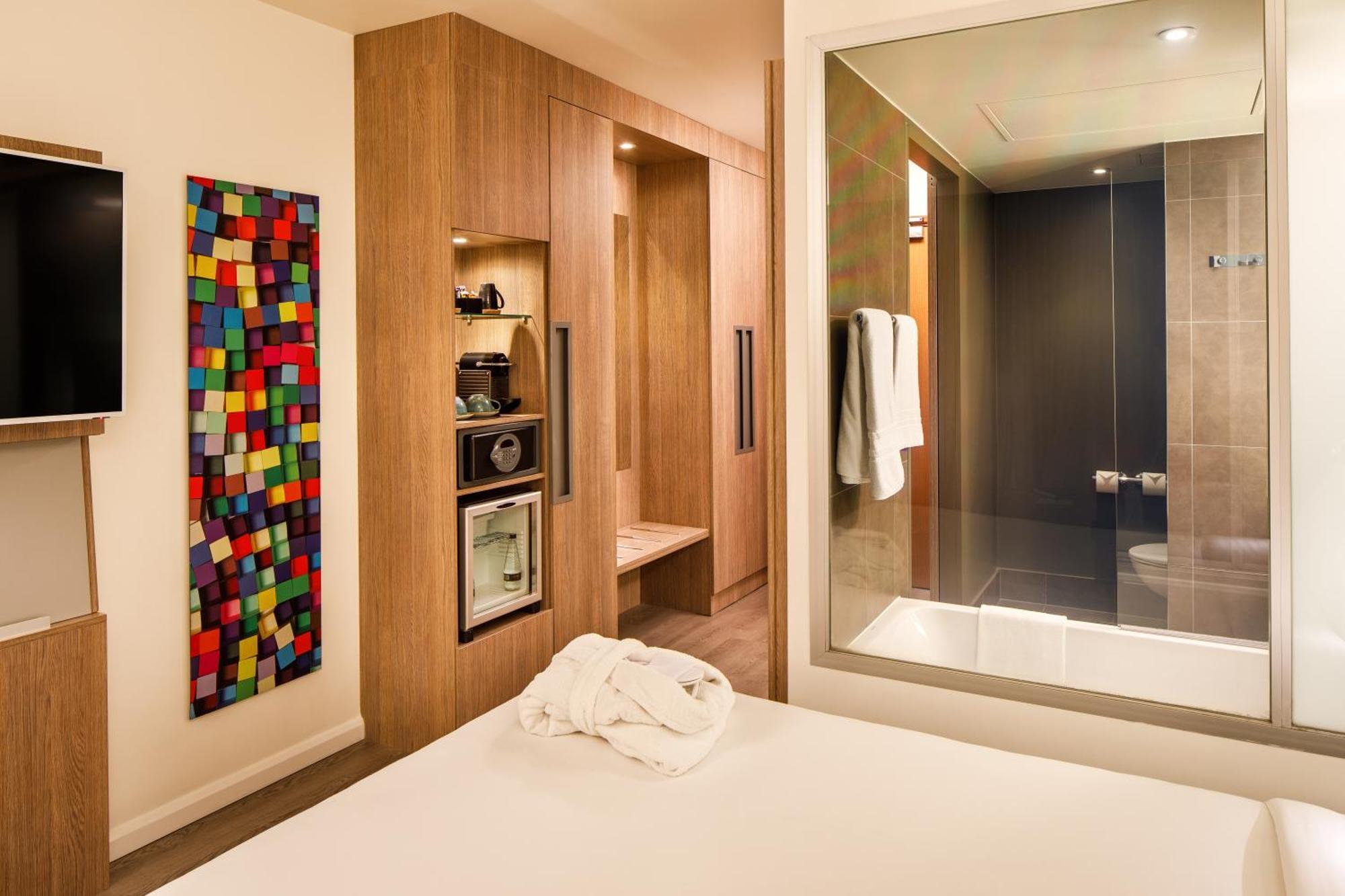 Executive Queen Room with One Queen Bed and One Double Sofa Bed,1704829232:JPEG