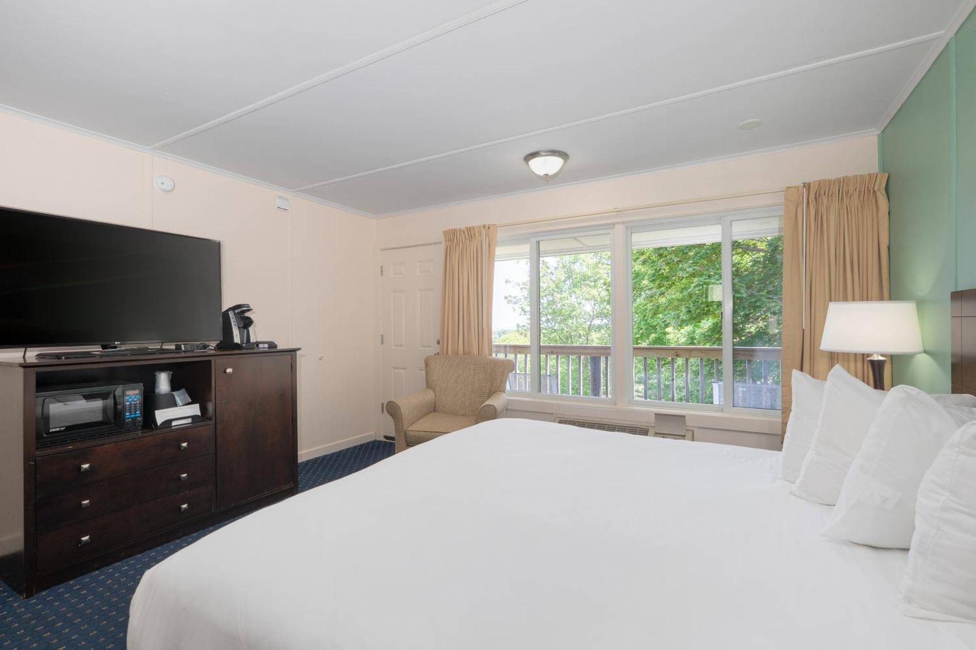 King | Courtyard | Limited Bay View | Balcony