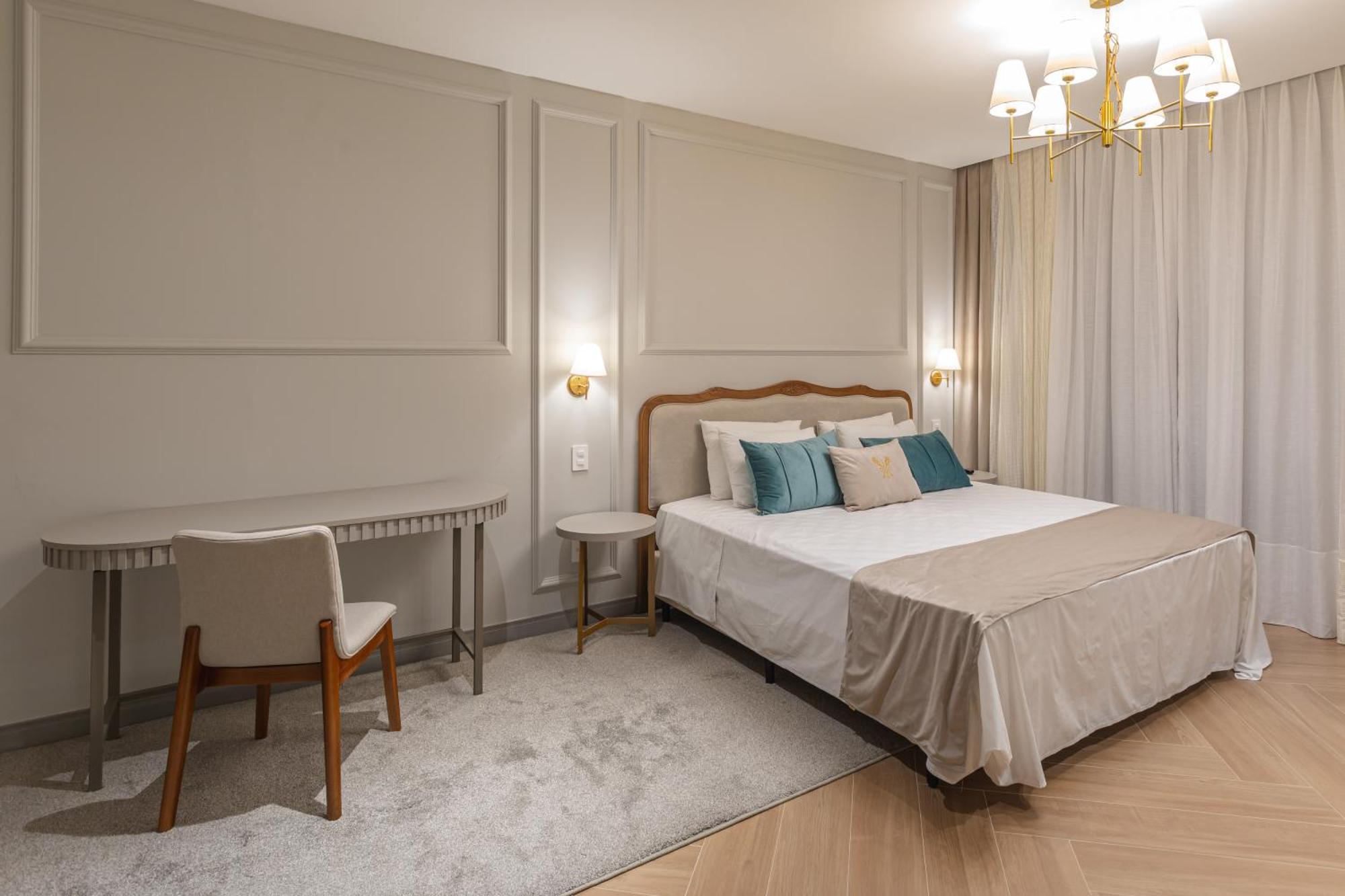 Suíte com Cama King-size e Banheira de Hidromassagem