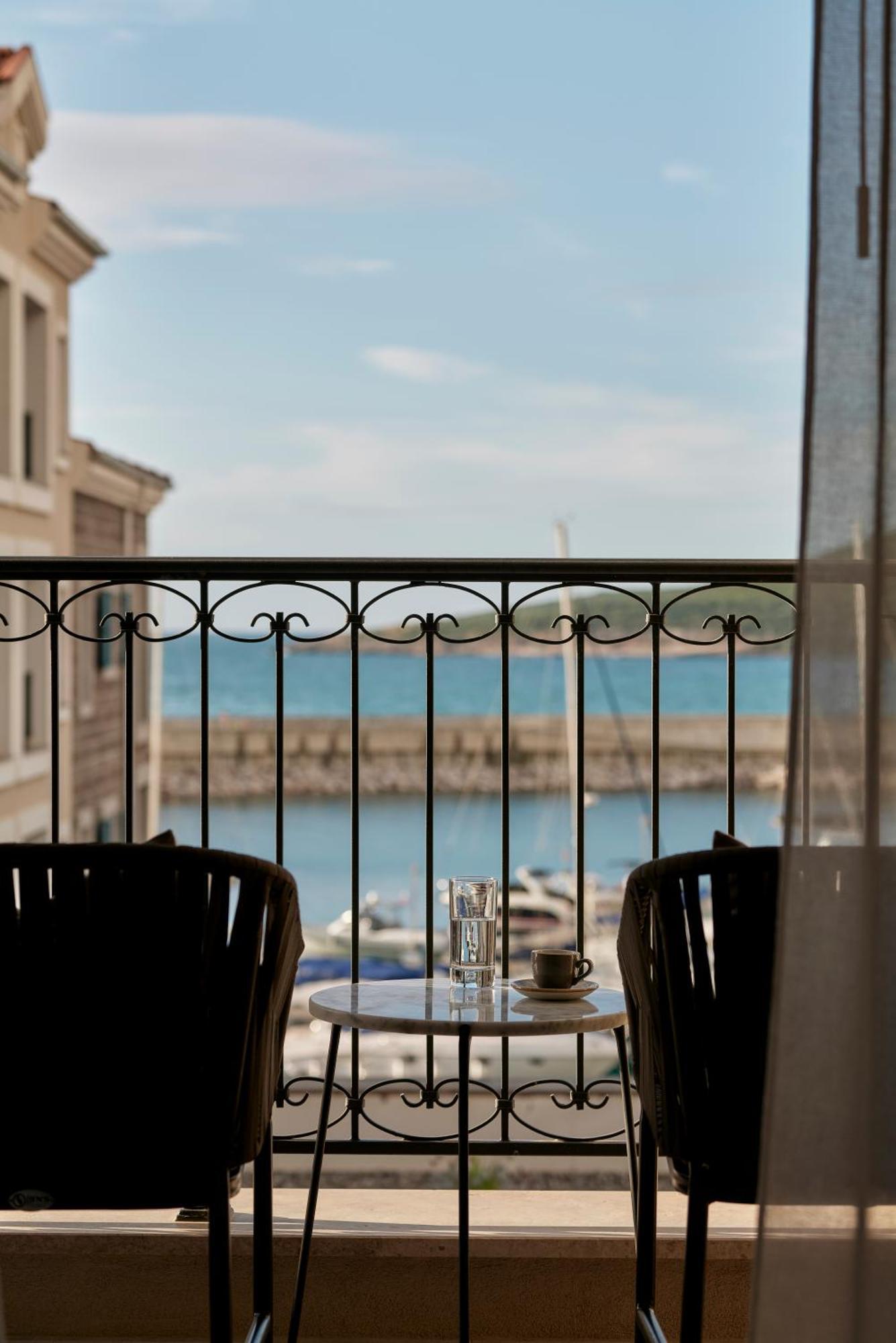 Deluxe Suite with Partial Sea View