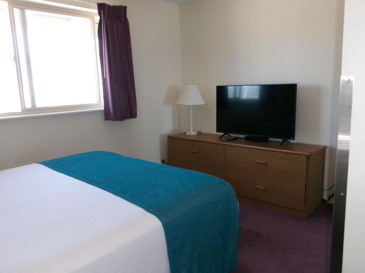 One Bedroom Oceanfront Suite Kitchenette,1686565623:JPEG