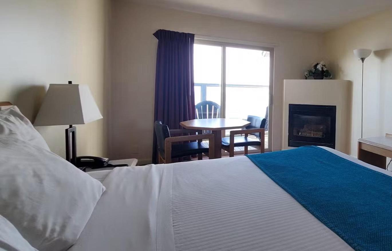 King Studio Oceanfront Balcony Fireplace