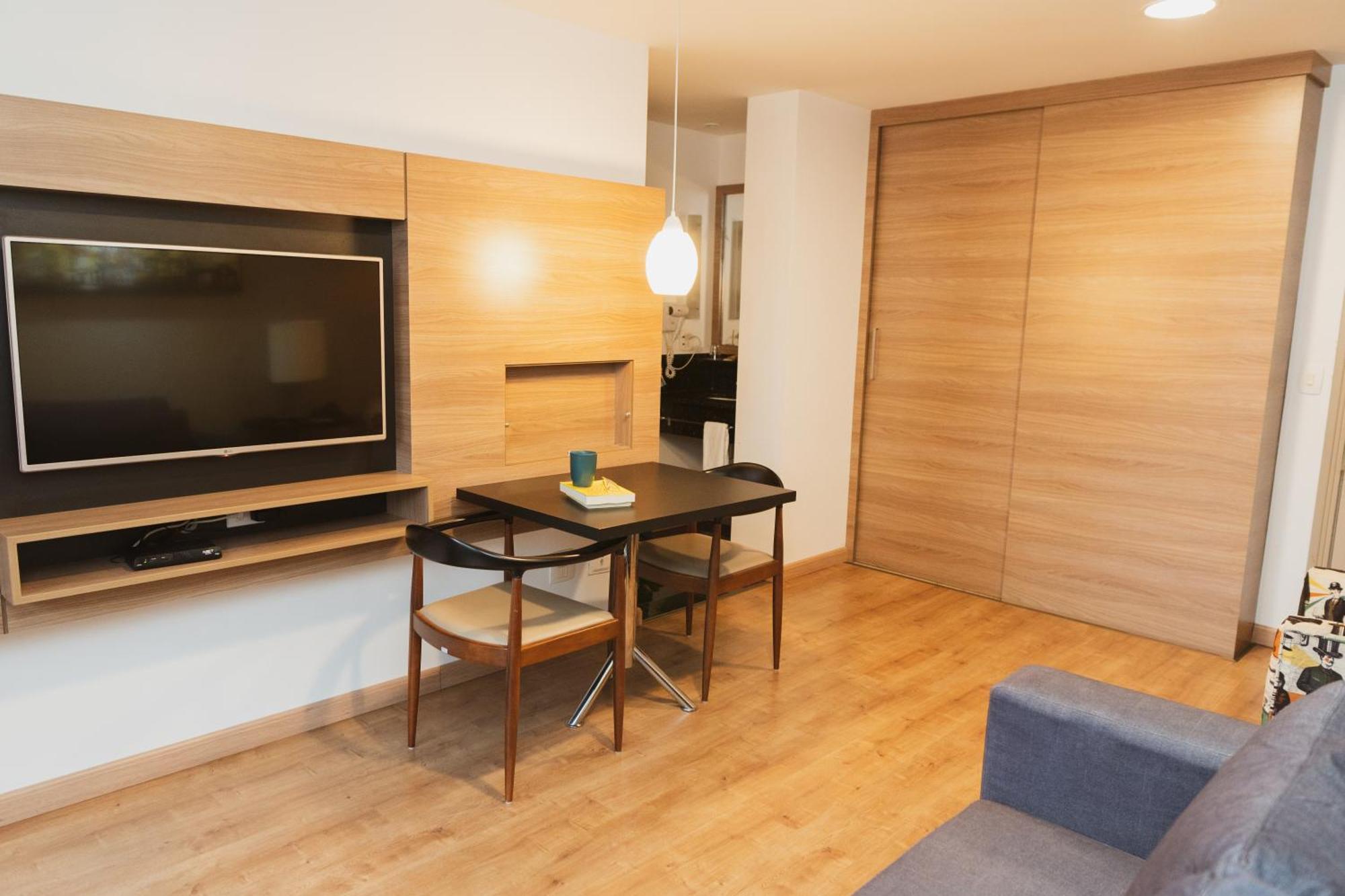 Luxo Casal 1 Cama Queen e 1 Sofá Cama com sacada