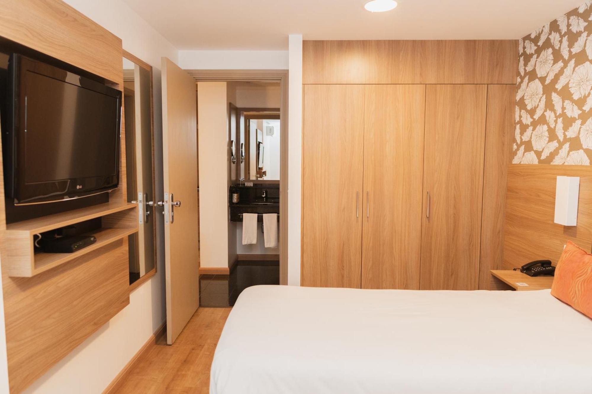 Premium Casal 1 Cama Queen e 1 Sofá Cama com sacada