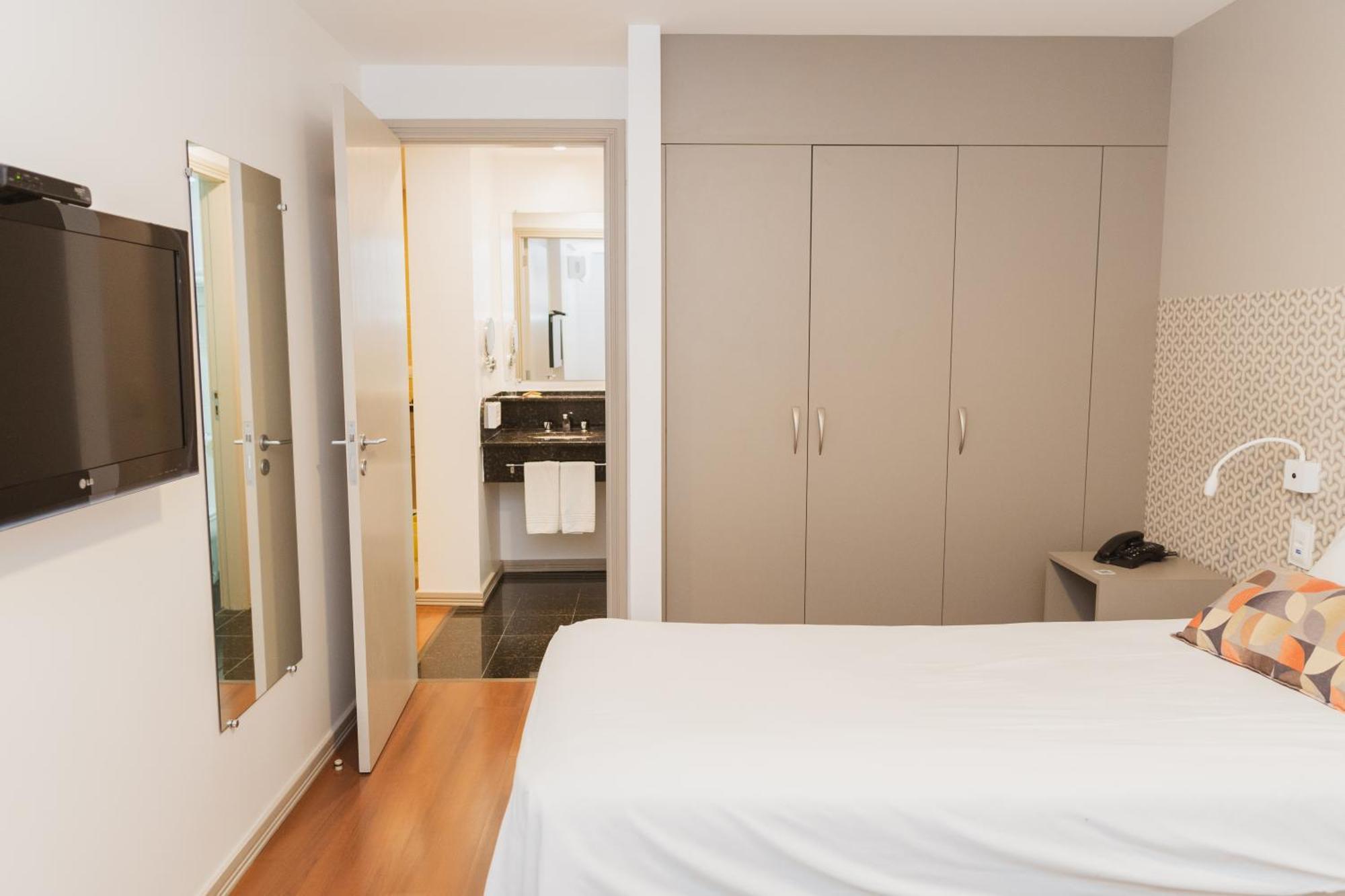 Standard Casal 1 Cama Queen e 1 Sofá Cama com sacada