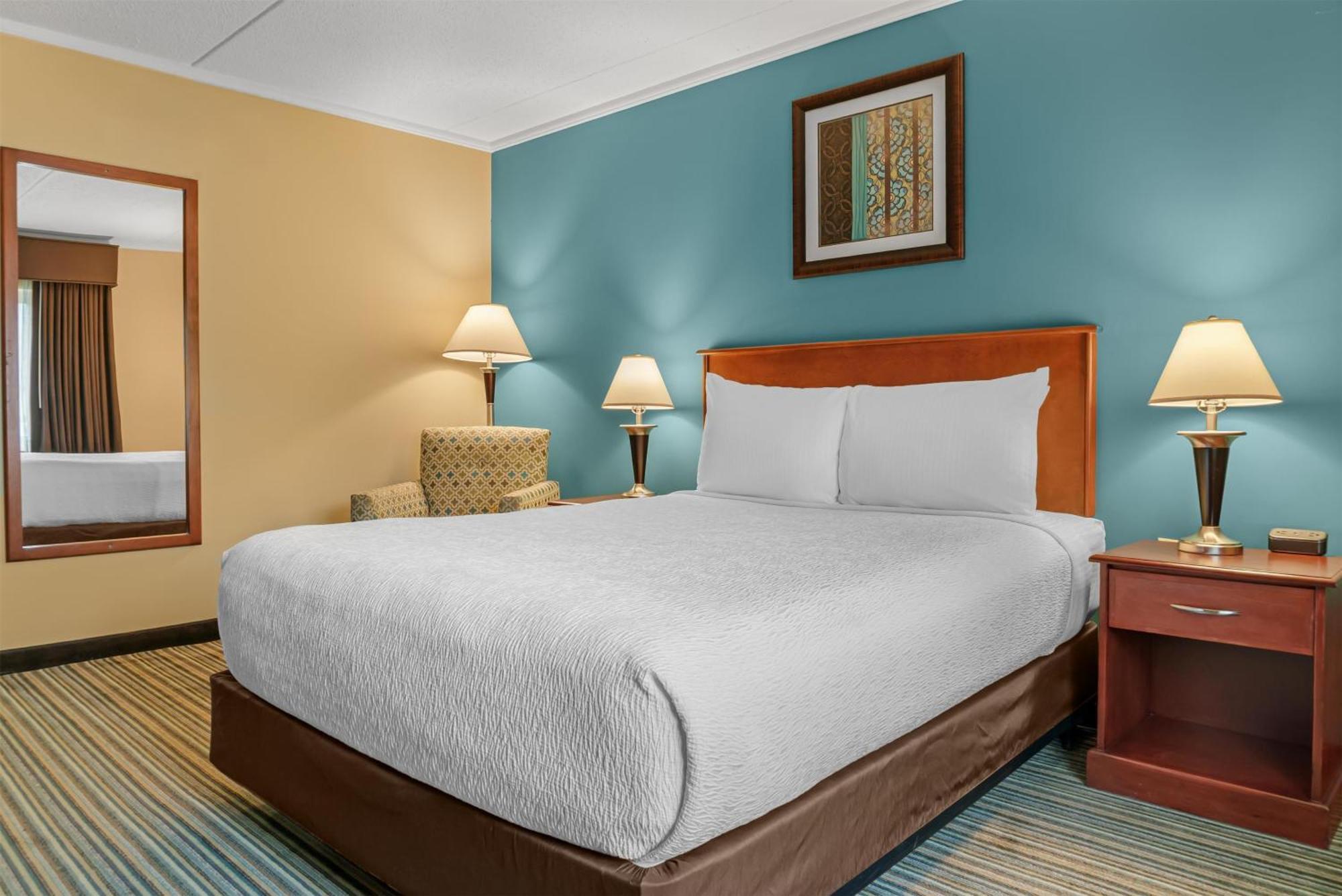 Queen Room Roll Shower Mobility Accessible or Communication Assistance or Non-Smoking