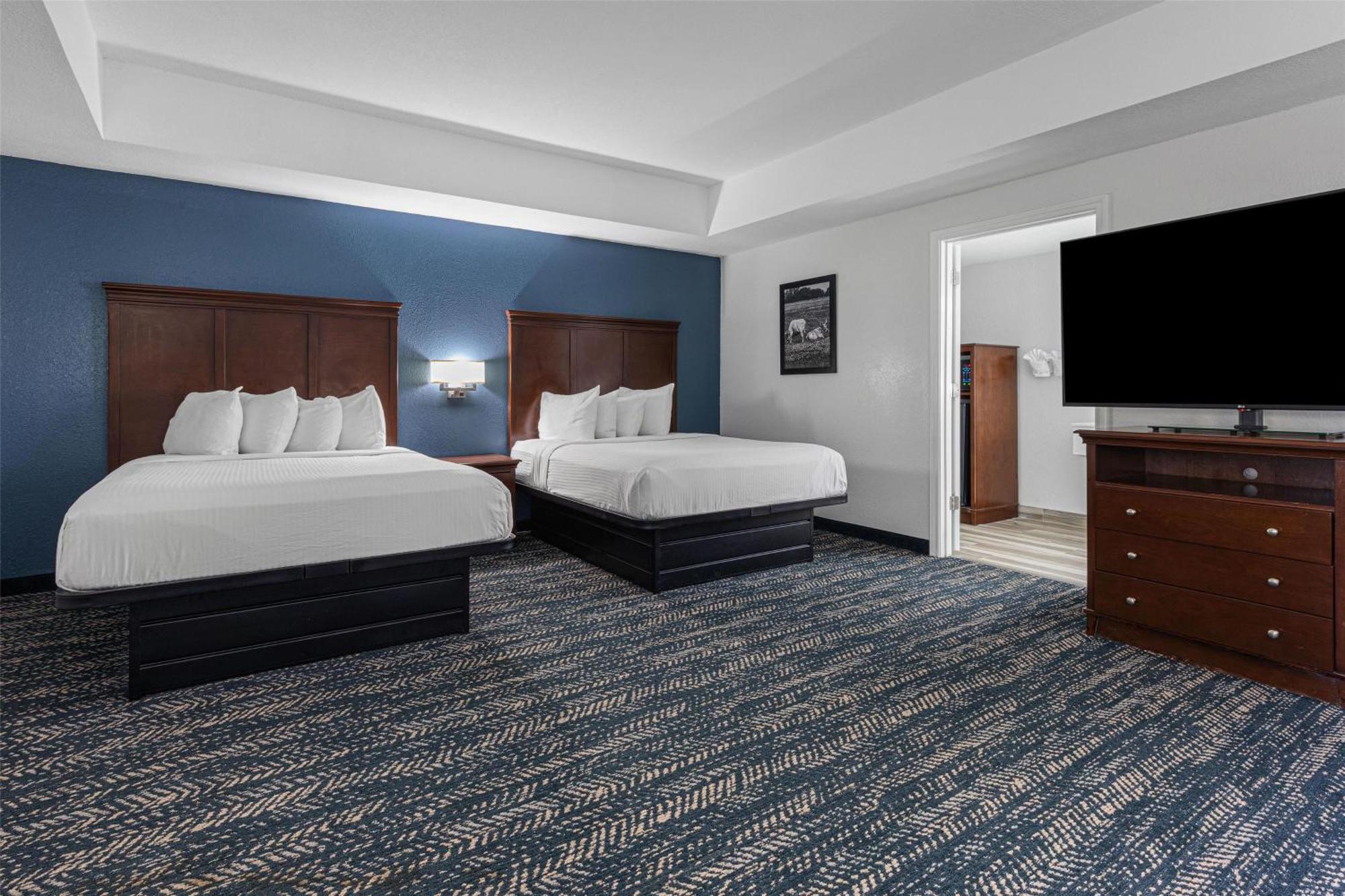 Large Room with Three Queen Beds and Bath Tub - Disability Access/Non-Smoking
