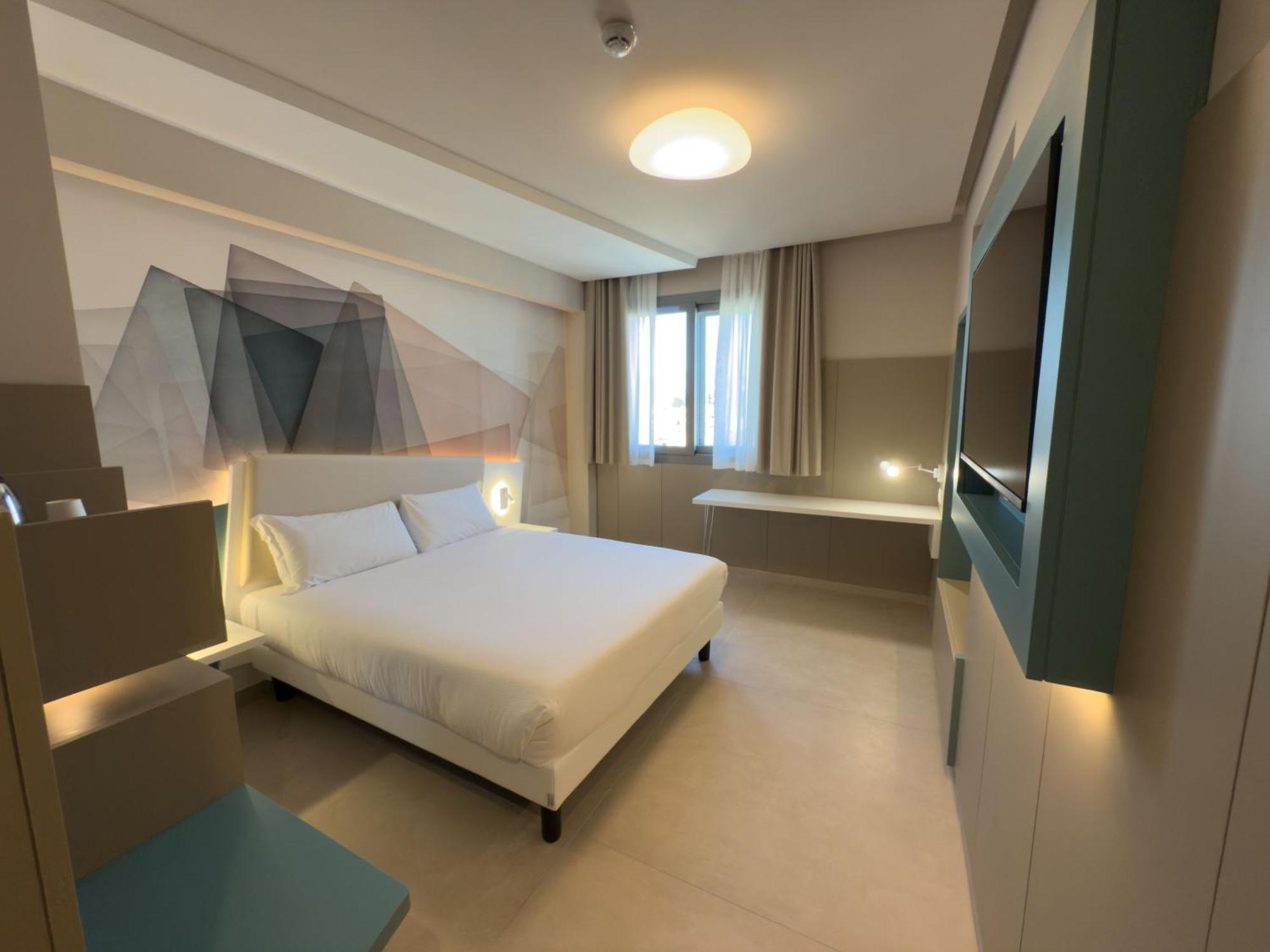 Panoramic Room City View