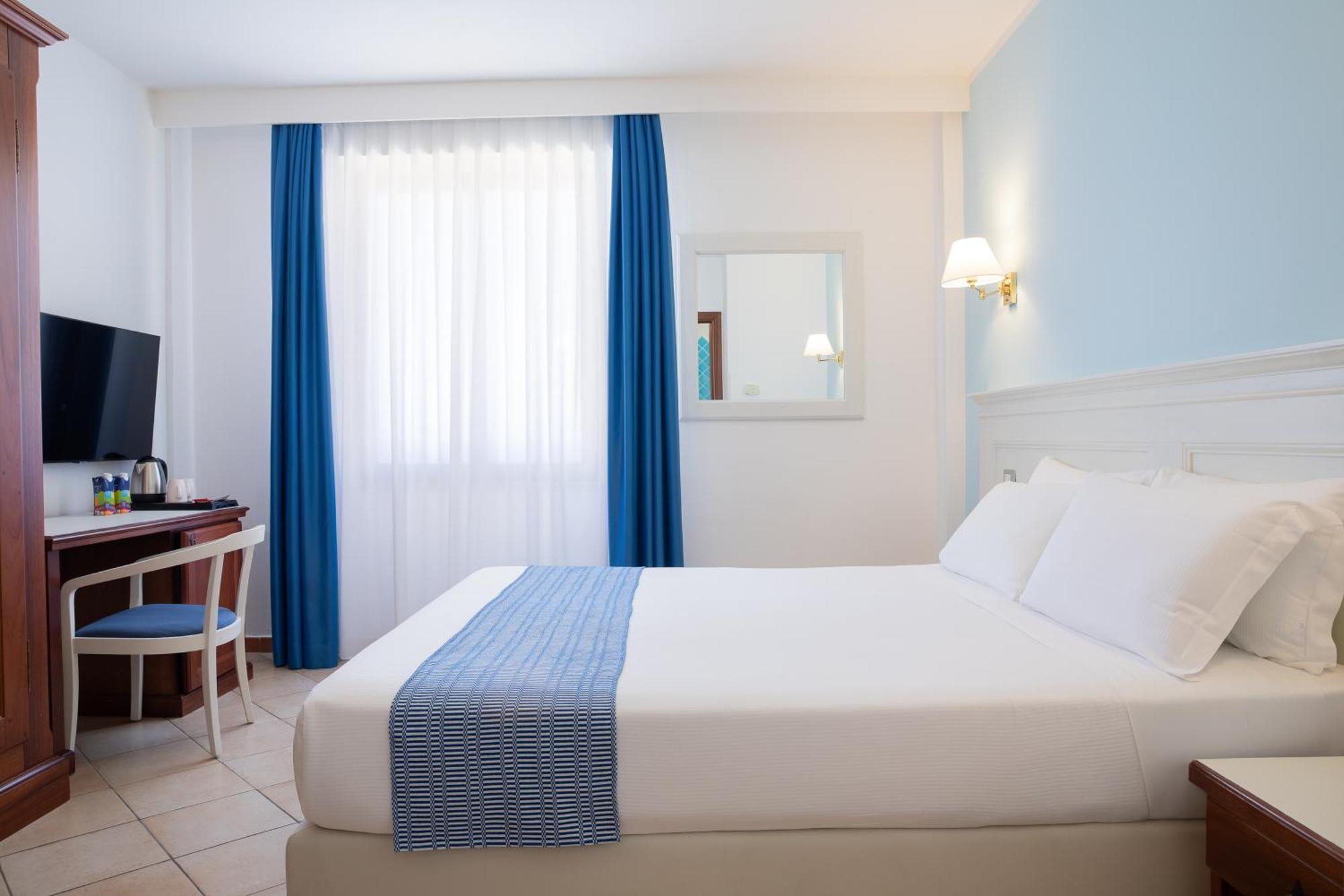 Comfort Zimmer mit Queensize-Bett und Meerblick