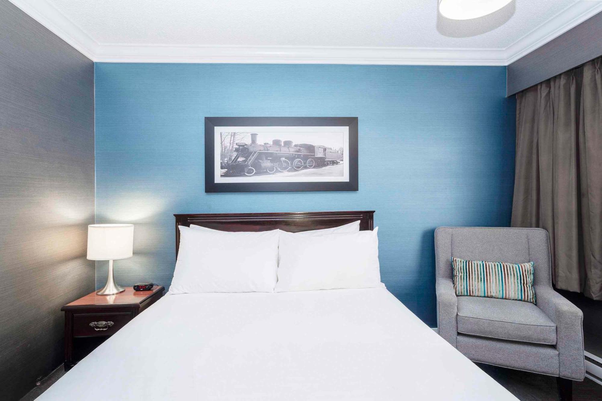 Standard Room 1 Queen Bed
