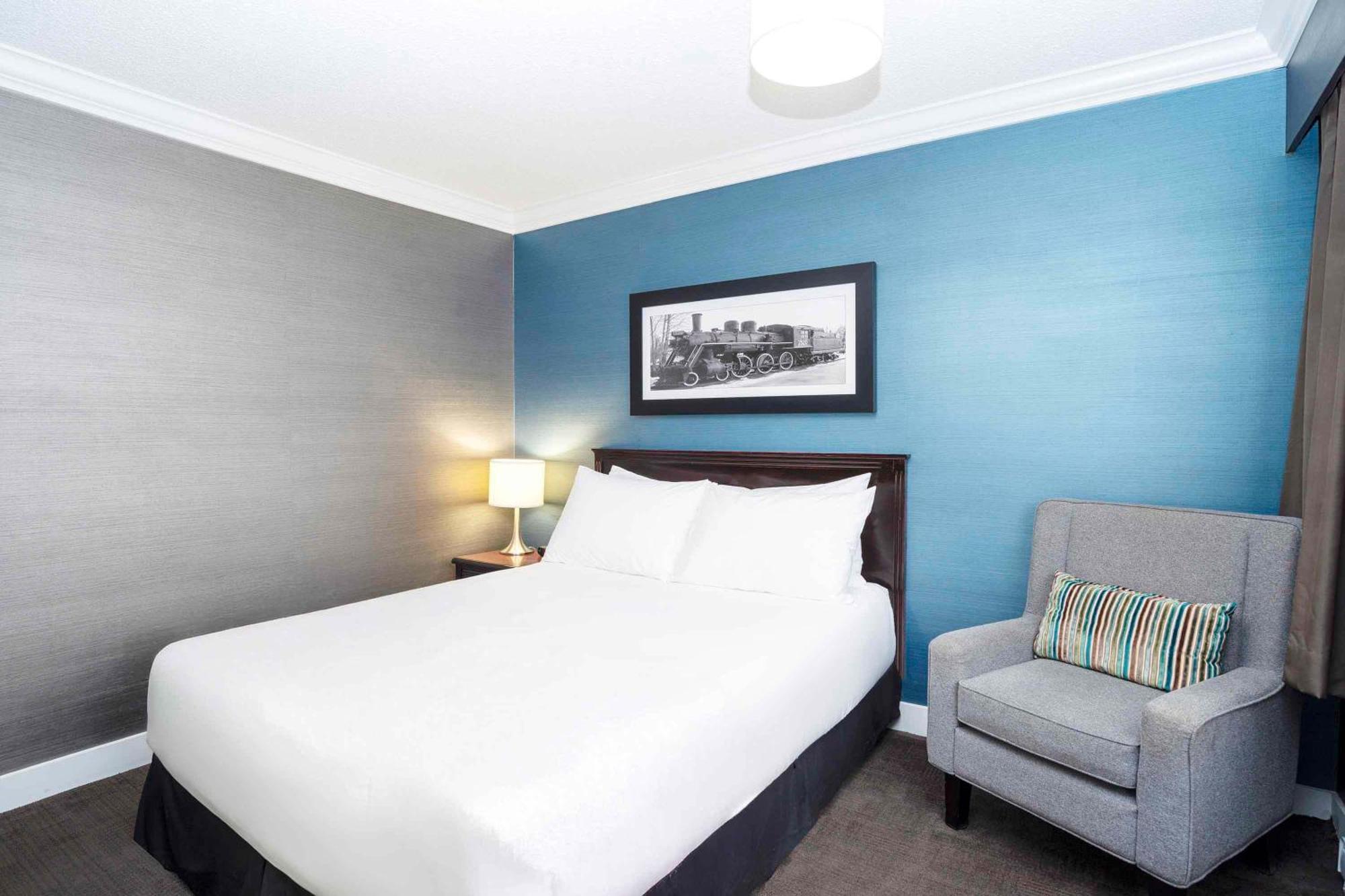 Standard Room 1 Queen Bed