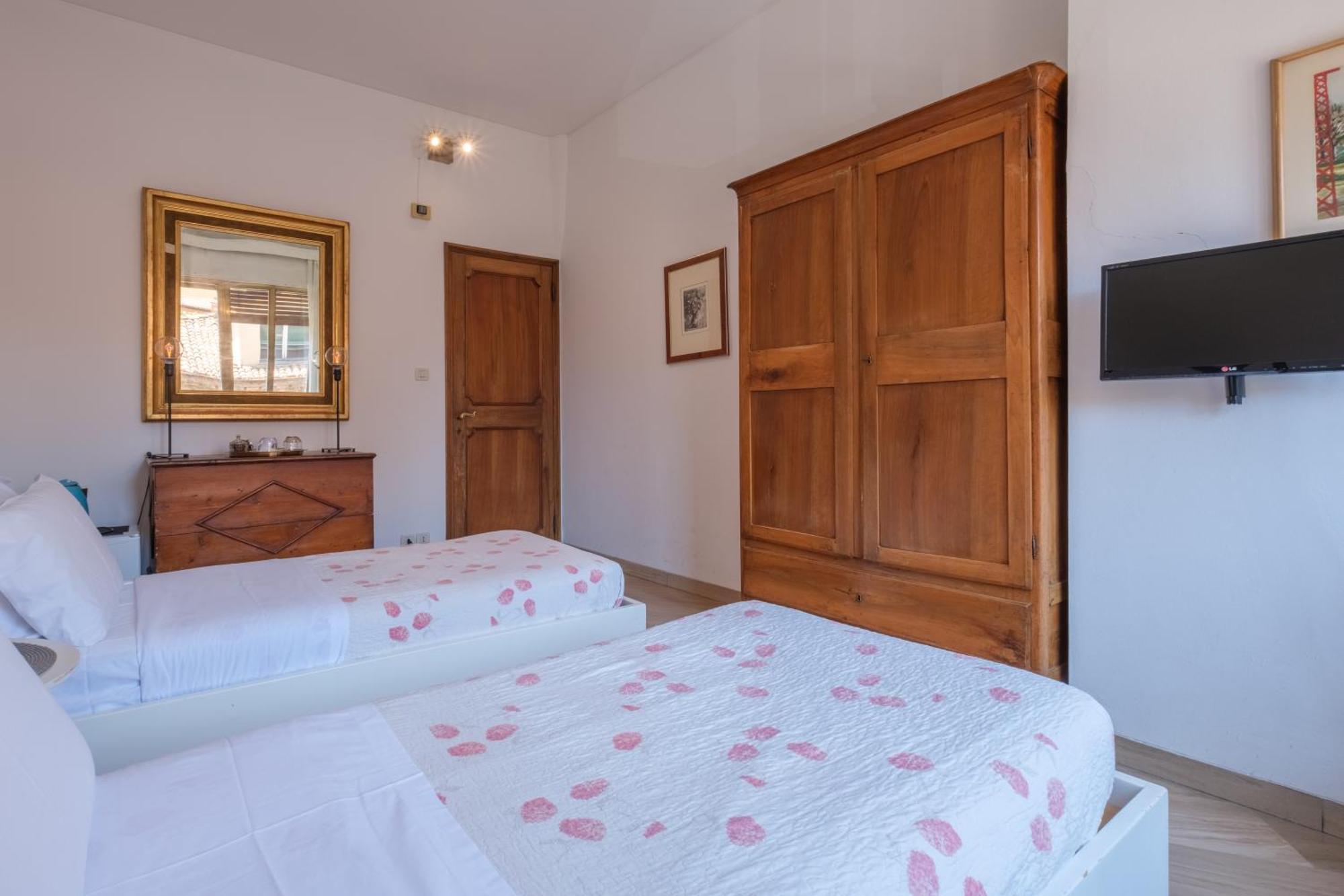 Twin Room Private External Bathroom