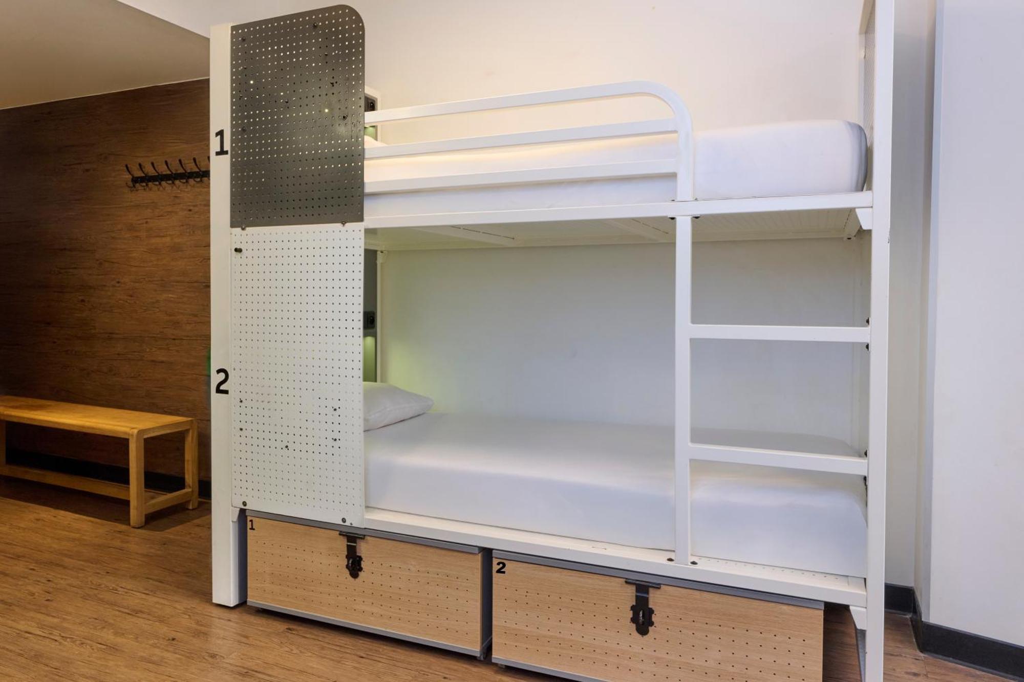 Quarto com 6 Camas e Casa de Banho Privada