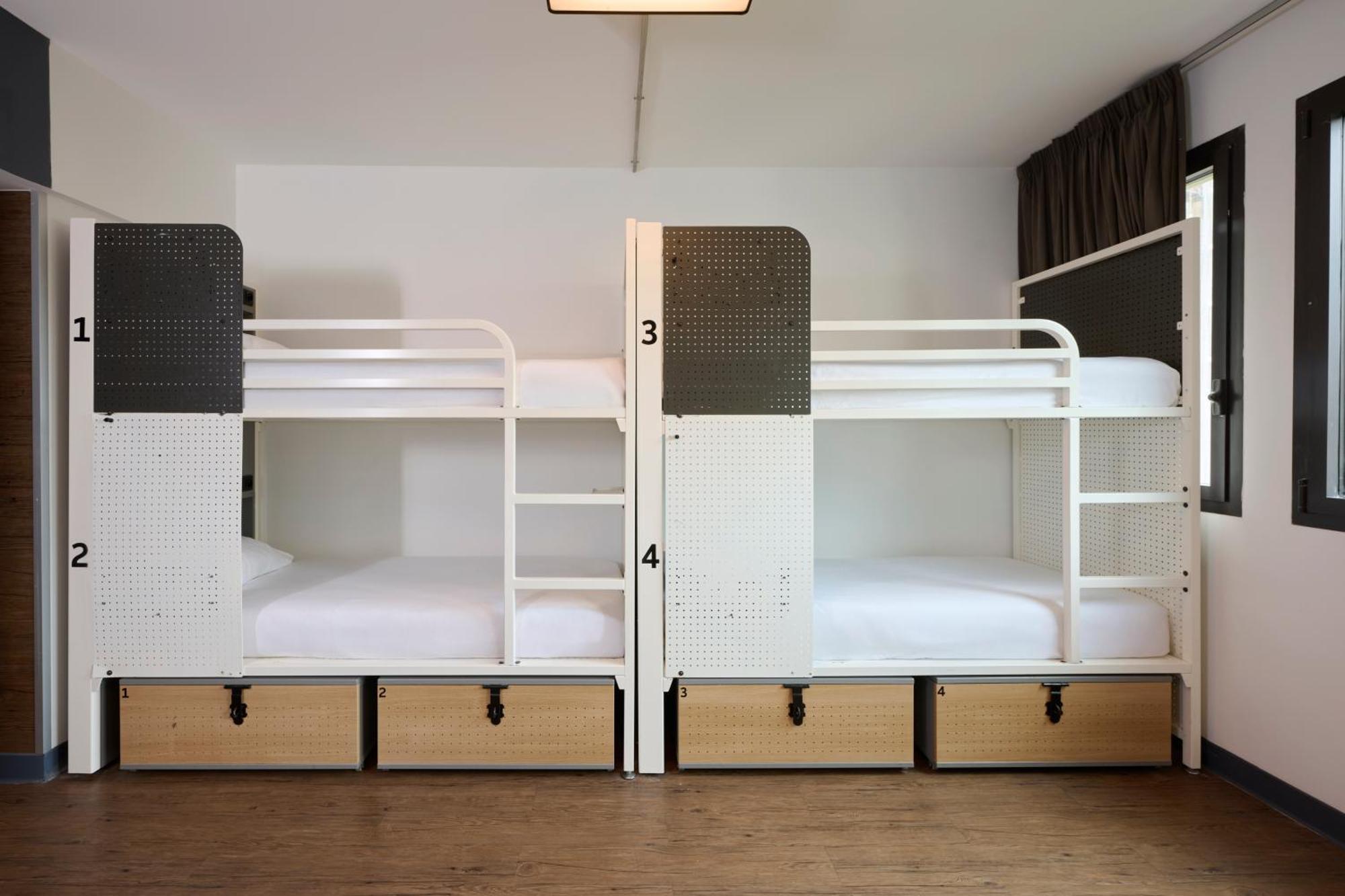 Quarto com 8 Camas e Casa de Banho Privada