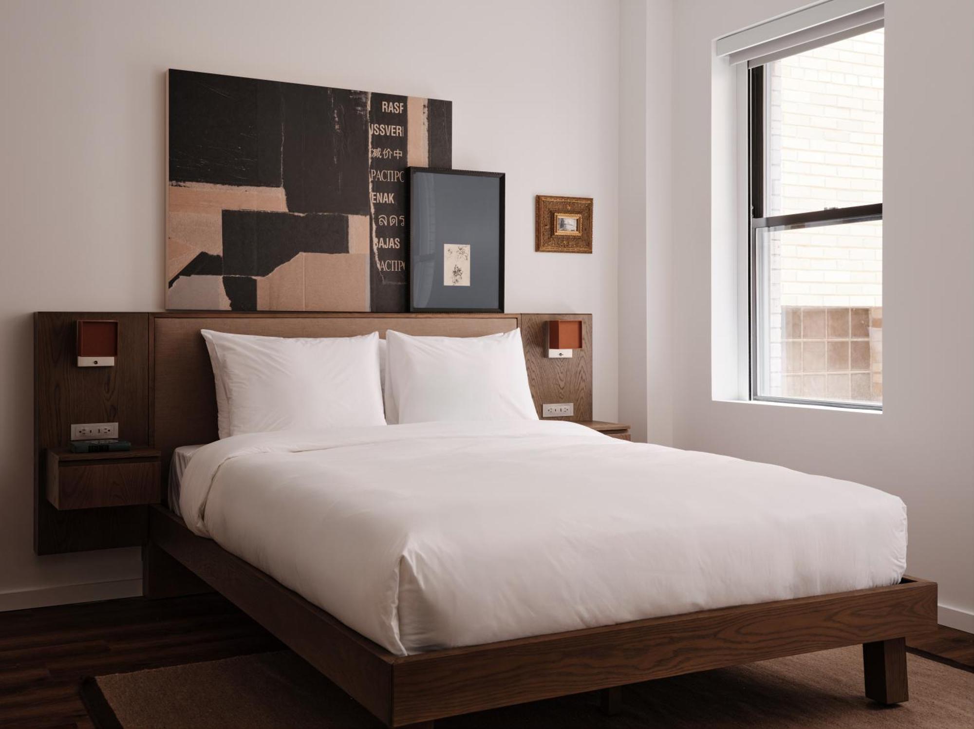 Queen Room 24 or 7 Front Desk