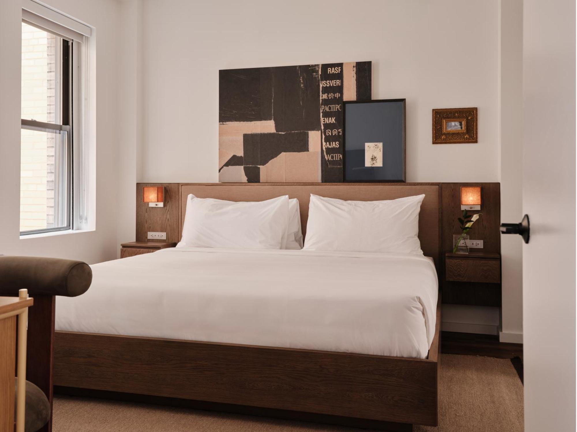 Deluxe One Bedroom King 24 or 7 Front Desk