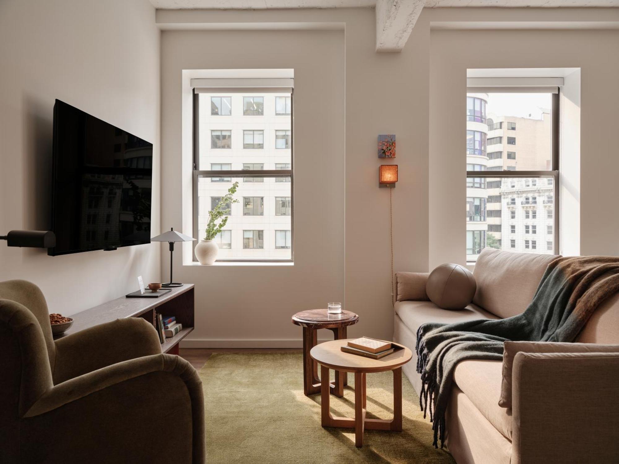 Deluxe One Bedroom King 24 or 7 Front Desk