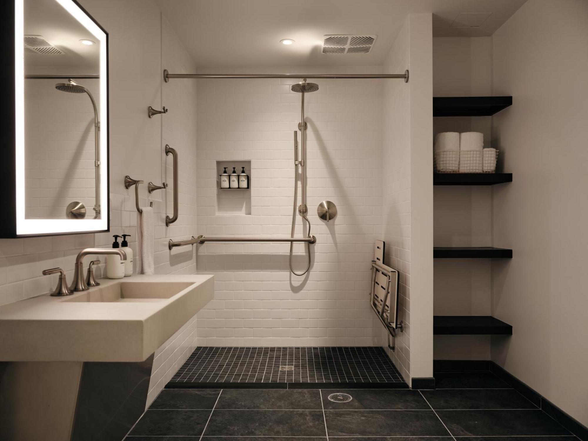 Accessible One Bedroom Queen 24 or 7 Front Desk