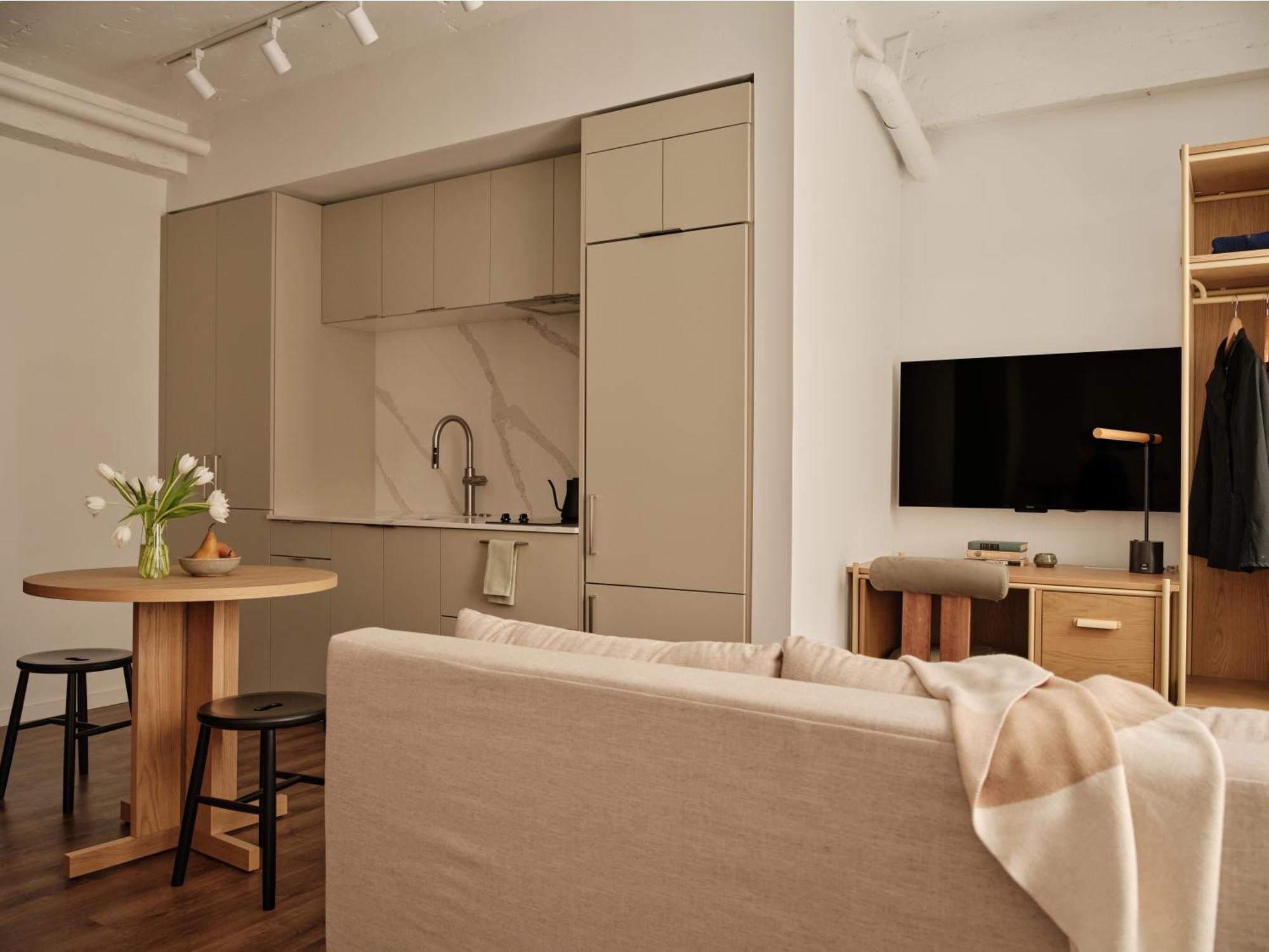 King Studio 24 or 7 Front Desk