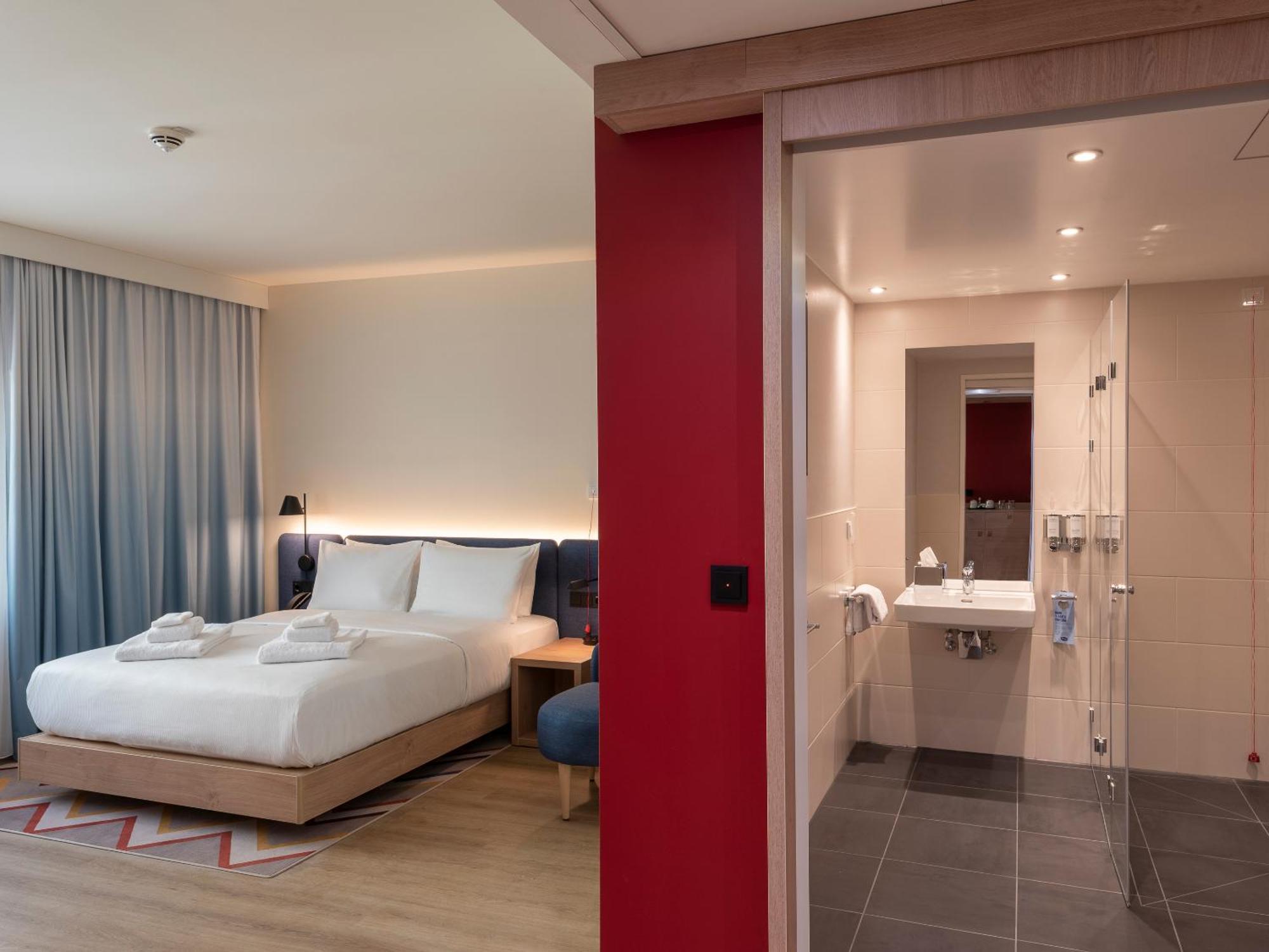 Queen Room Accessible